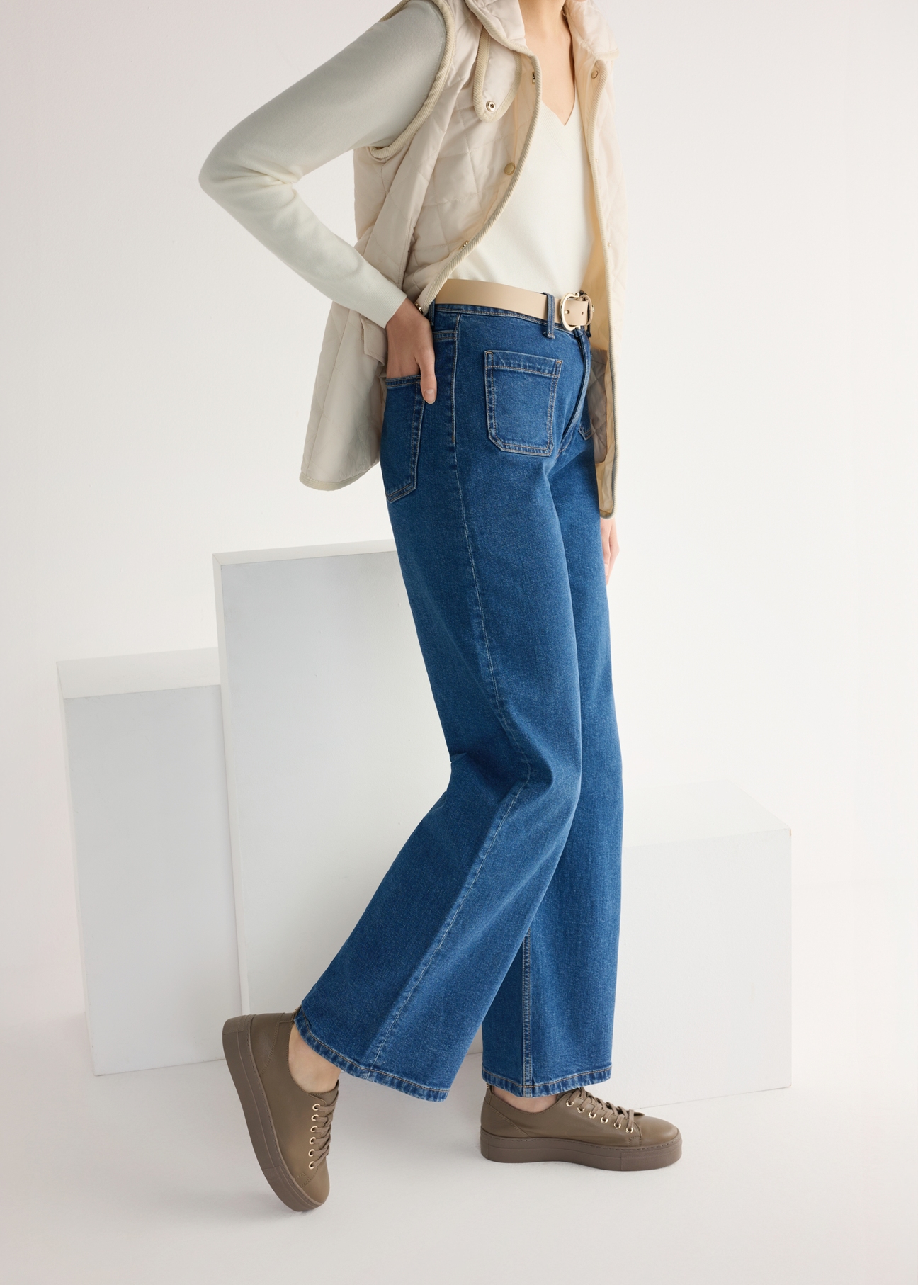 Damen-Sneaker aus Leder in der coolen Farbe Beige BUTYD-1062-1K(W26), Seitenansicht des Produkts am Model, die Hälfte der Silhouette ist sichtbar.