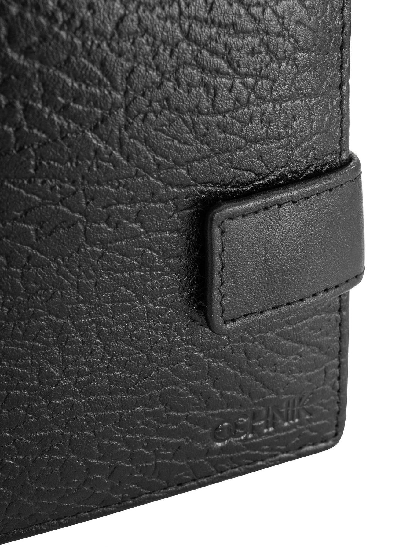 Pánska kožená peňaženka so zapínaním na patentku PORMS-0536A-99(Z25) - detailný záber, na bielom pozadí.