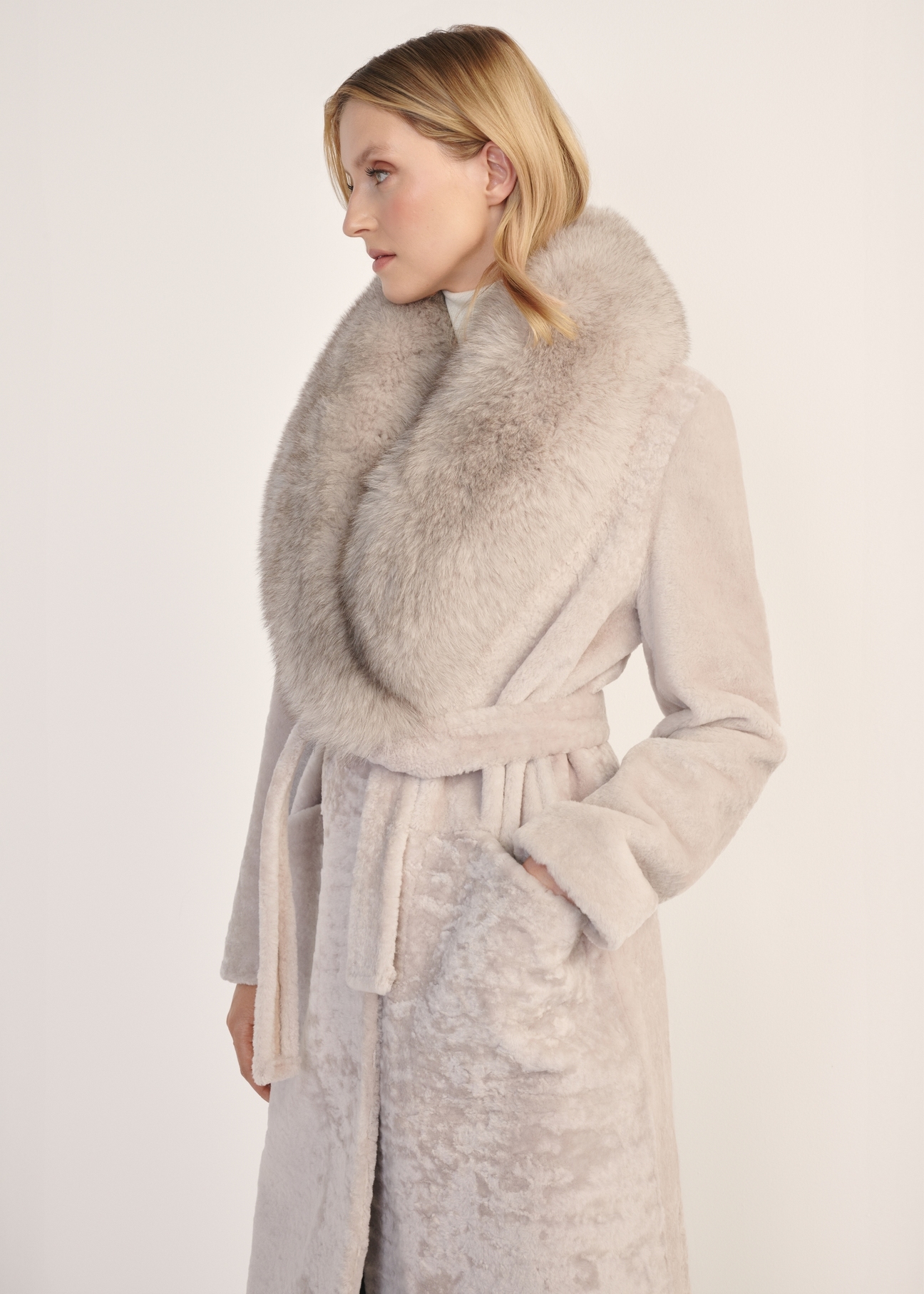 Svetlobéžový obojstranný dlhý dámsky kabát z ovčej kože KOZDS-0089-3037(Z25) - pohľad spredu na bielom pozadí. Viditeľná polovičná silueta.