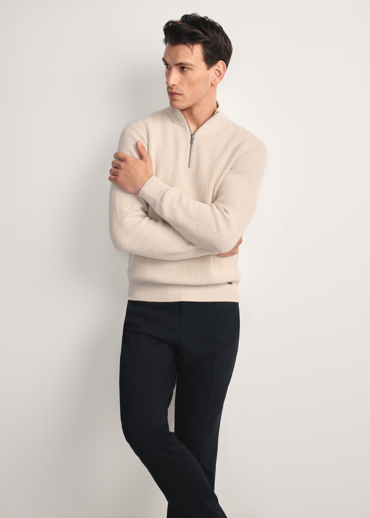 Béžový pánsky sveter SWEMT-0175-80(Z25), pohľad spredu na modelku. Viditeľná polovica siluety.