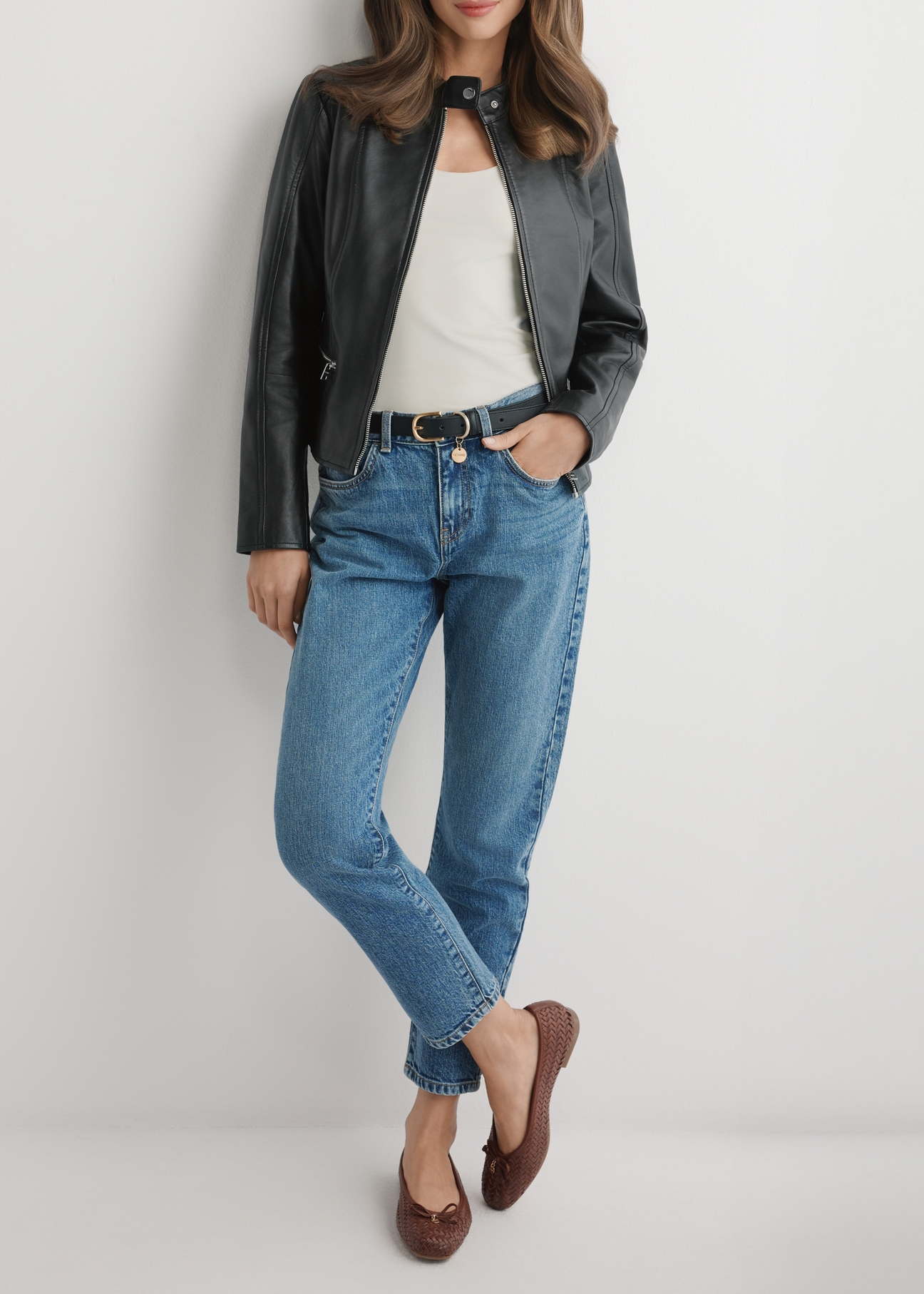 Dámske hnedé zapletené balerínky BUTYD-1249-1H(W26), pohľad spredu na produkt na nohách modelky.