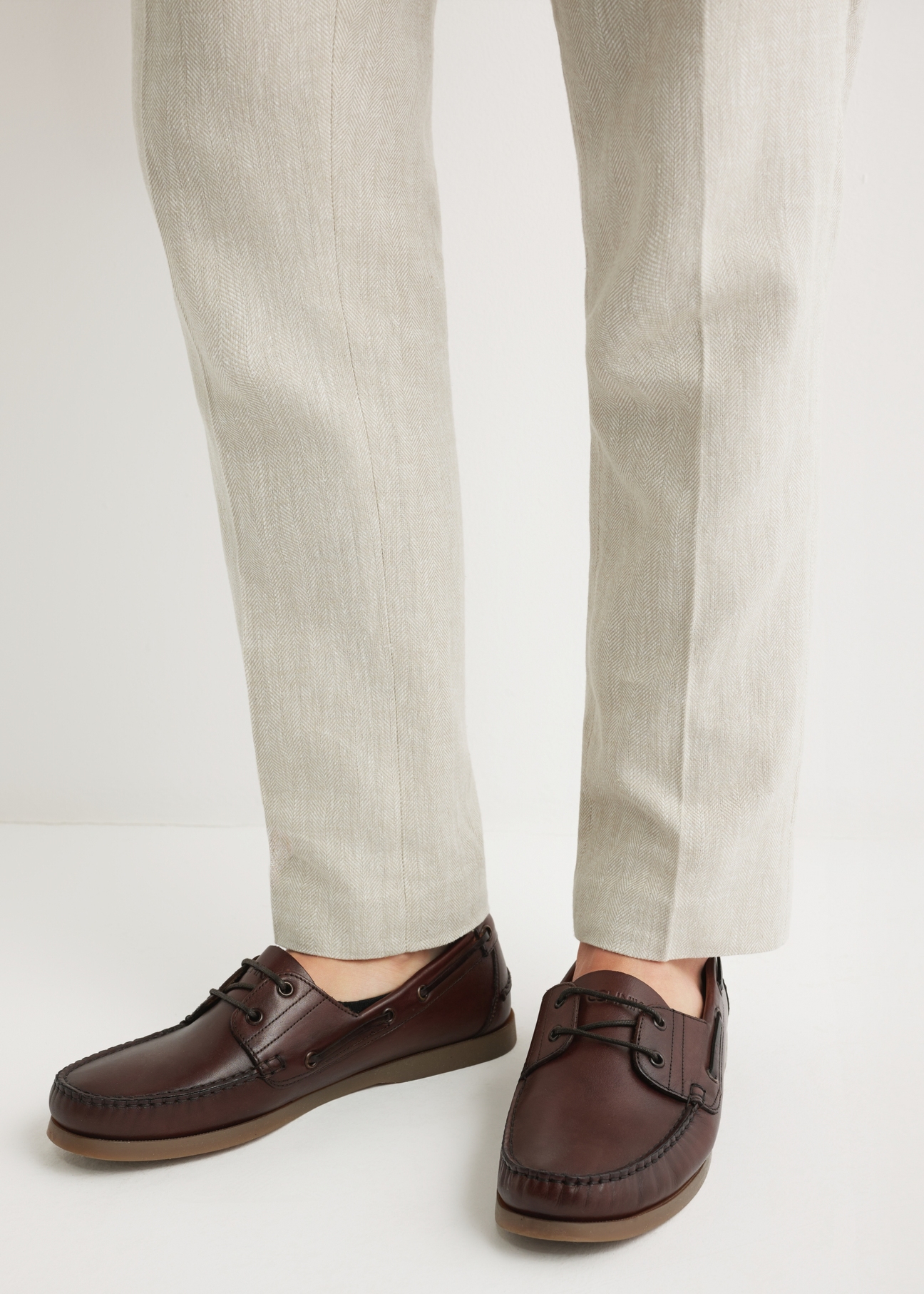 Pánske tmavohnedé kožené topánky BUTYM-0540-1I(W26), pohľad spredu na produkt na nohách modelu.