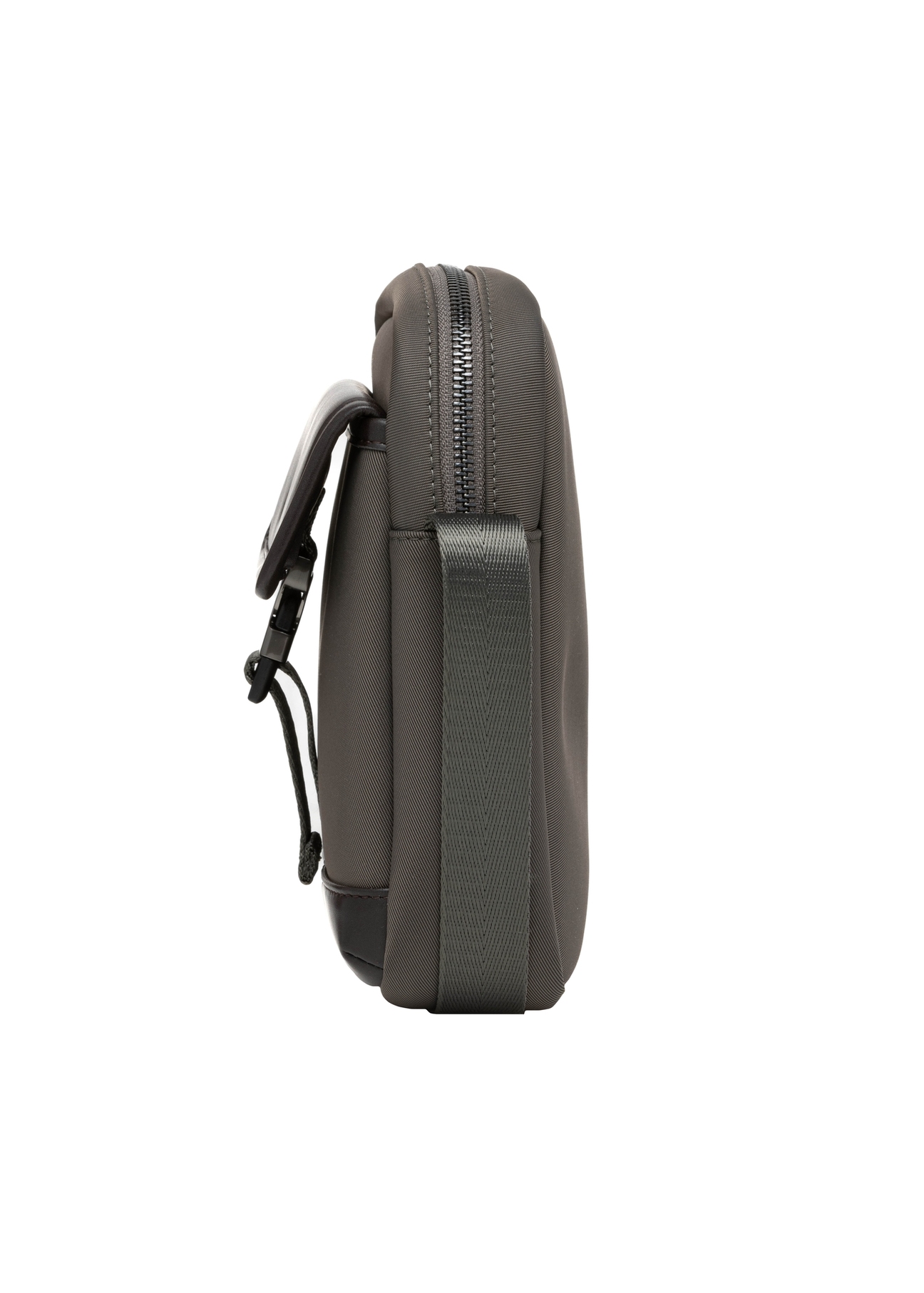 Pánska mestská crossbody kabelka TORMN-0437-8B(Z26), bočný pohľad na produkt na bielom pozadí.