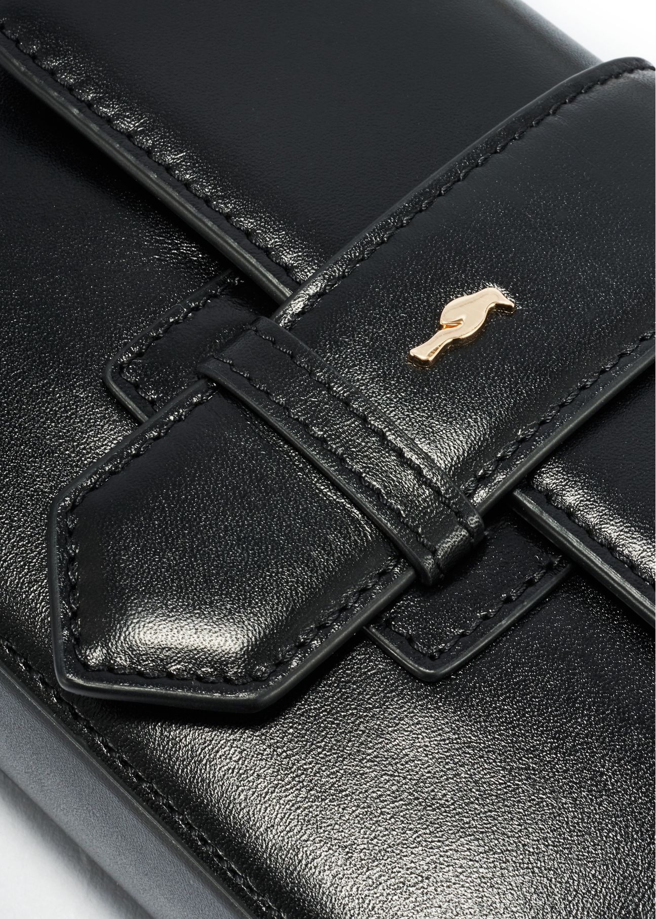 Čierna malá kožená kabelka TORES-1150-99(Z25), detail produktu na bielom pozadí.-02