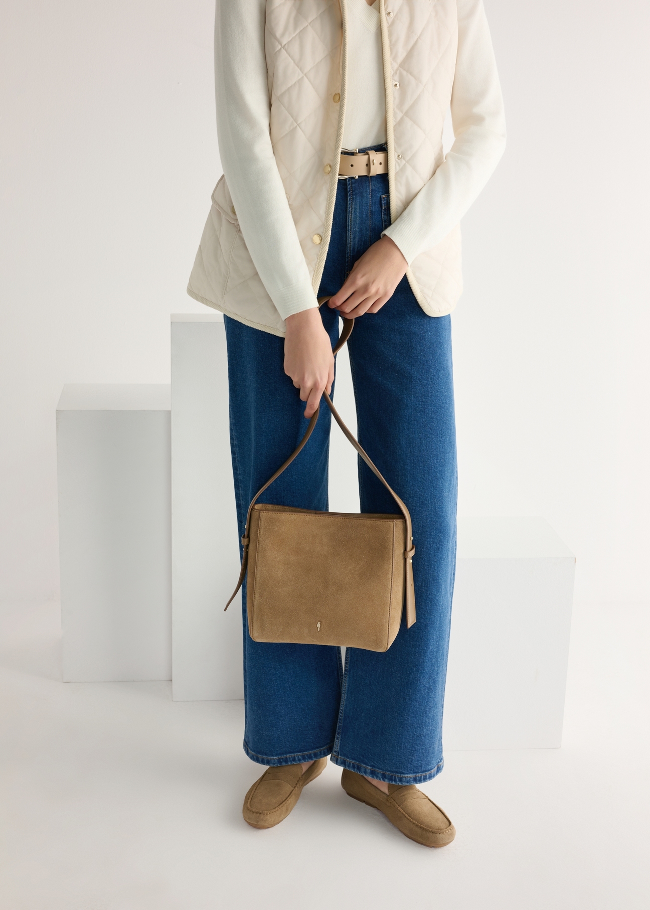 Dámske kožené mokasíny v chladnej béžovej farbe BUTYD-1262-1K(W26), pohľad spredu na produkt na nohách modelky.