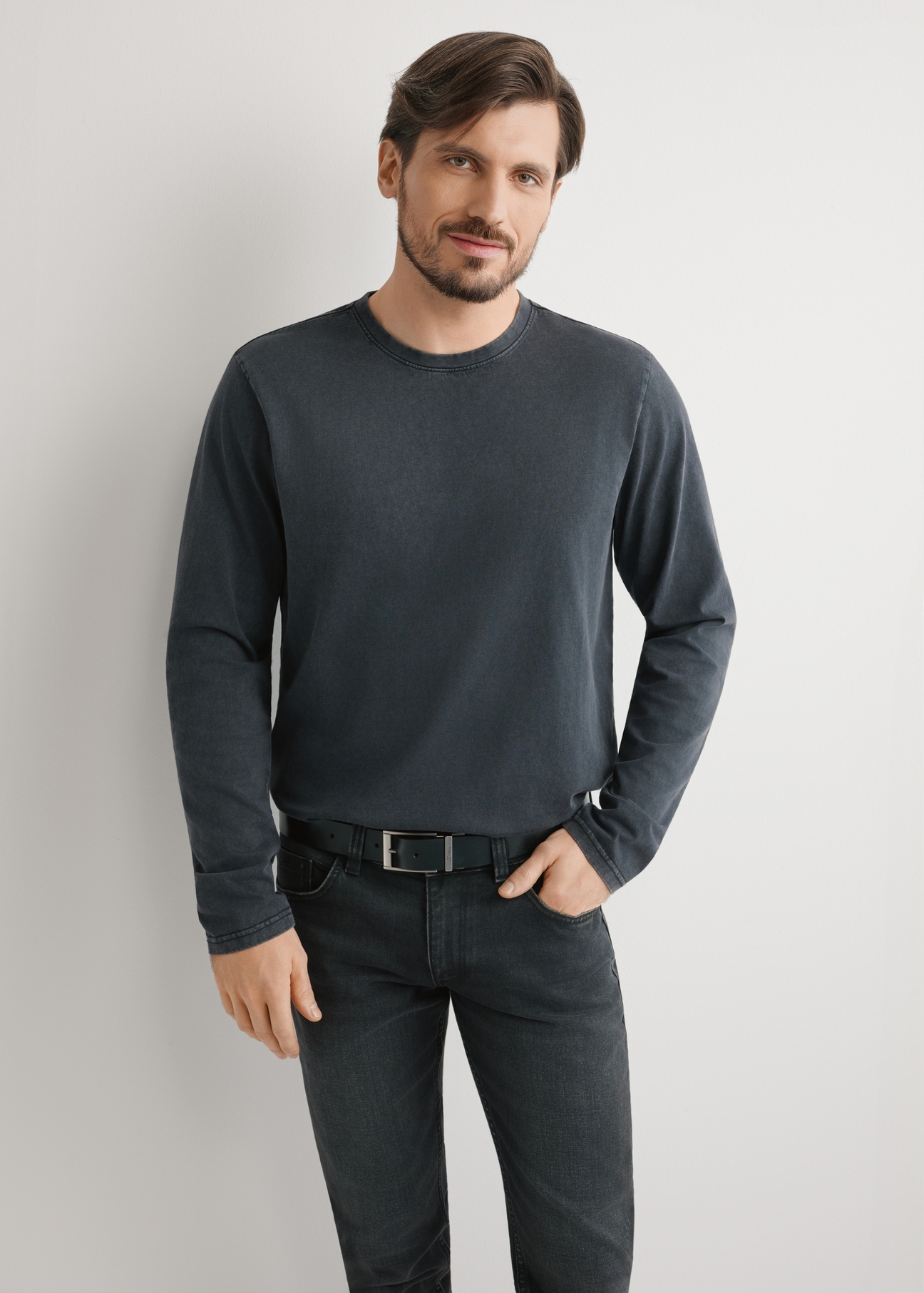 Čierne pánske tričko s dlhým rukávom LSLMT-0012-99(W26), pohľad spredu na produkt na modelke. Viditeľná polovica siluety.