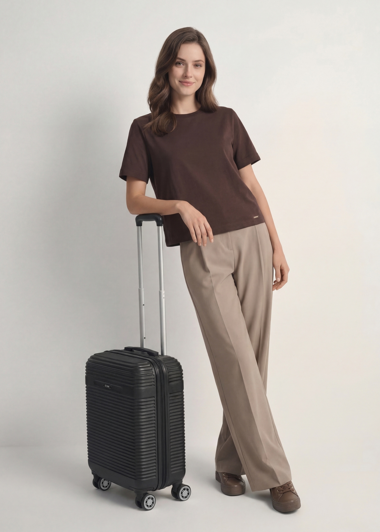 Malý kufor na kolieskach WALAB-0040-99-19(W25), pohľad na produkt diagonálne vedľa modelu, viditeľná je celá silueta.