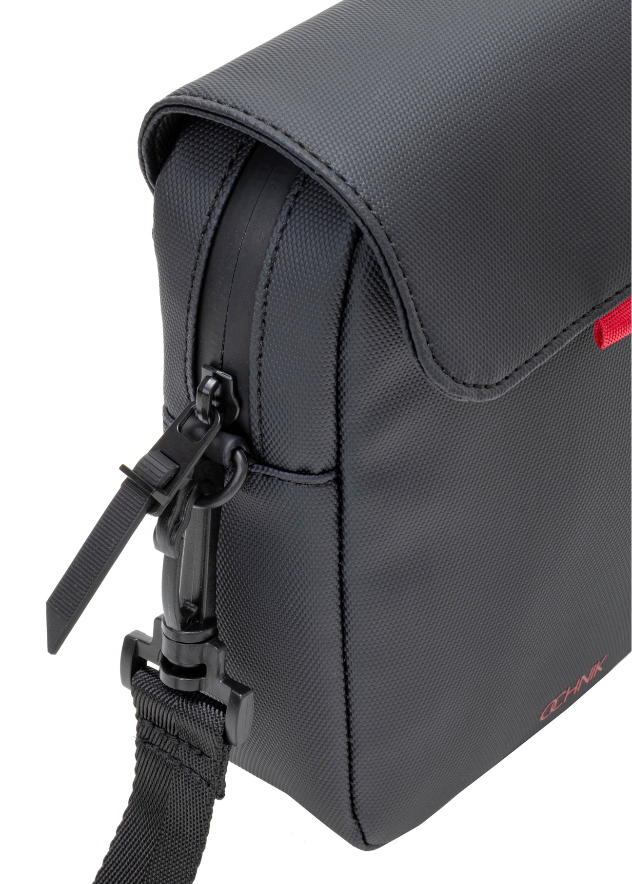 Pánska malá čierna taška cez rameno TORMN-0399-9J(W26), detail produktu na bielom pozadí.