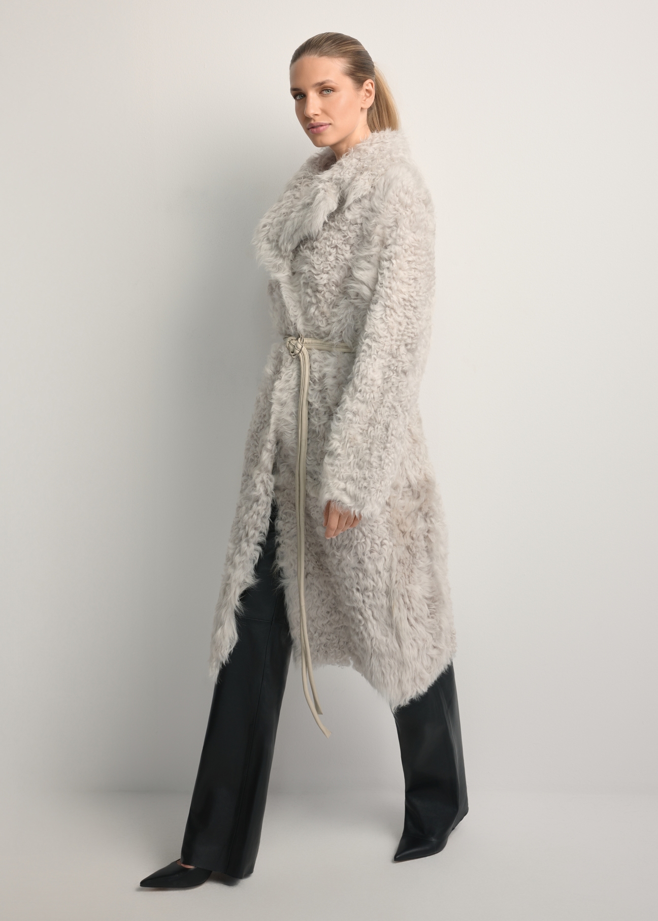 Dámsky obojstranný kabát z ovčej kože v krémovej farbe KOZDS-0091-1394(Z25), pohľad spredu na modelku. Viditeľné celé telo.