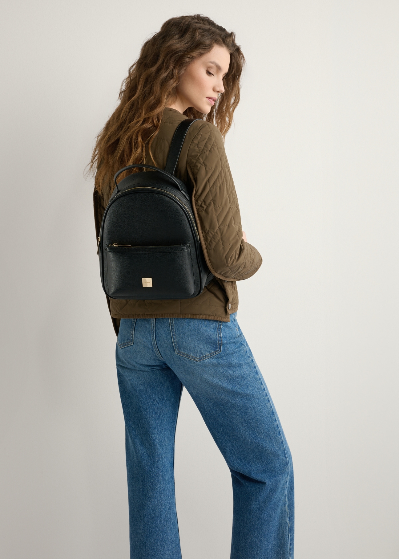 Dámsky čierny batoh z imitácie kože TOREC-0920-99(W26)