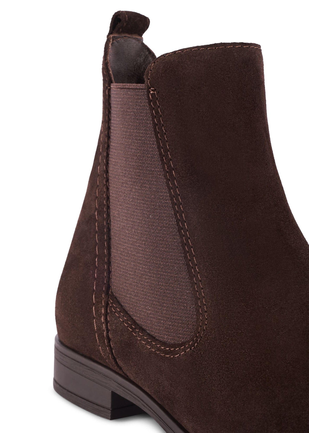Dámske semišové členkové čižmy v hnedej farbe BUTYD-1009-89(Z25) - detailný záber na bielom podklade.