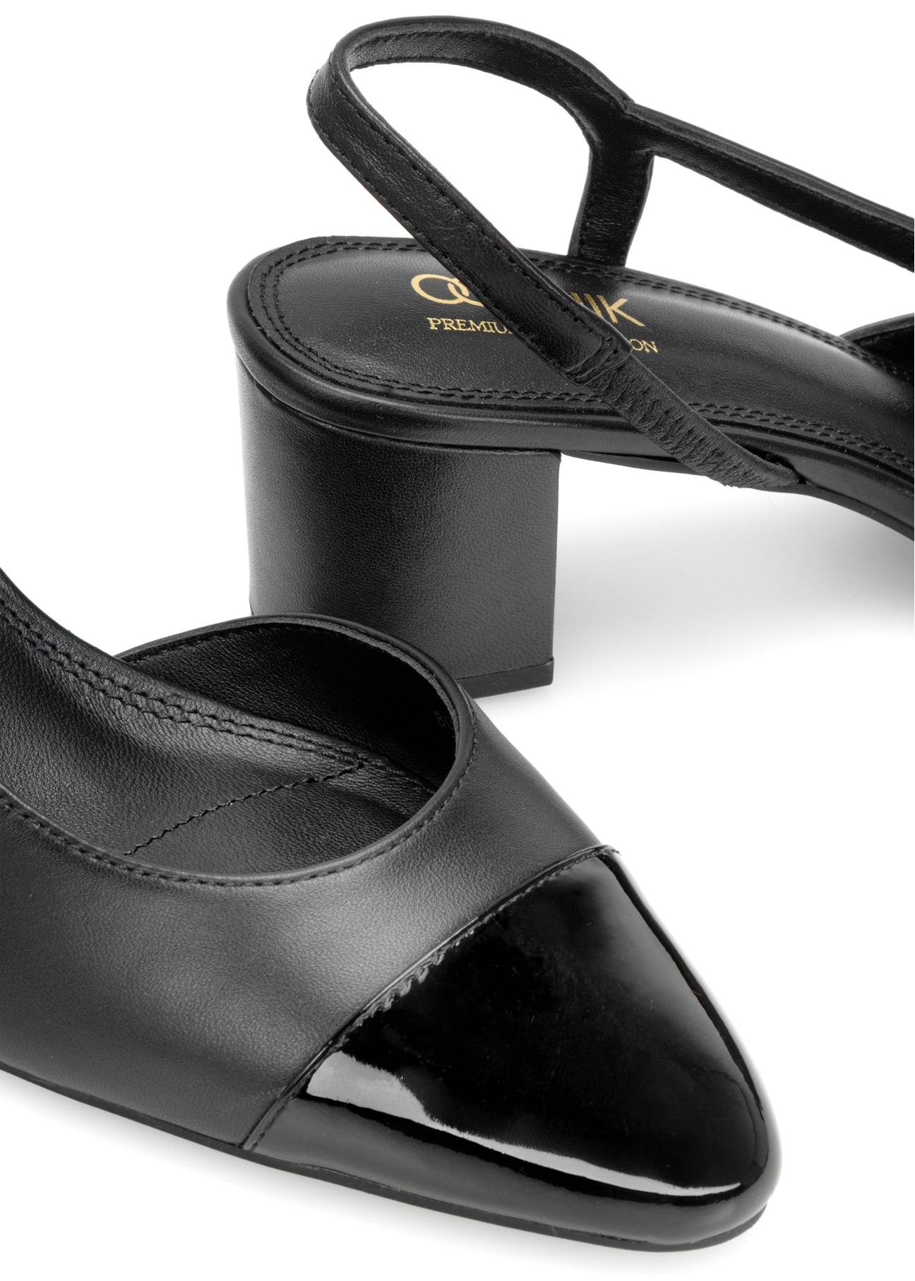 Čierne kožené lodičky s otvoreným podpätkom BUTYD-1173-99(W26), detail produktu na bielom pozadí.