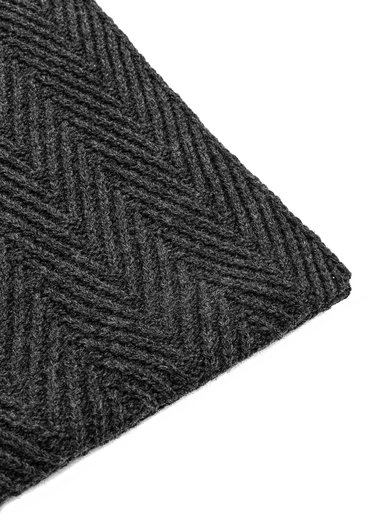 Pánska šatka v grafitovej farbe SZAMT-0066-99(Z25) - detailný záber produktu na bielom podklade.