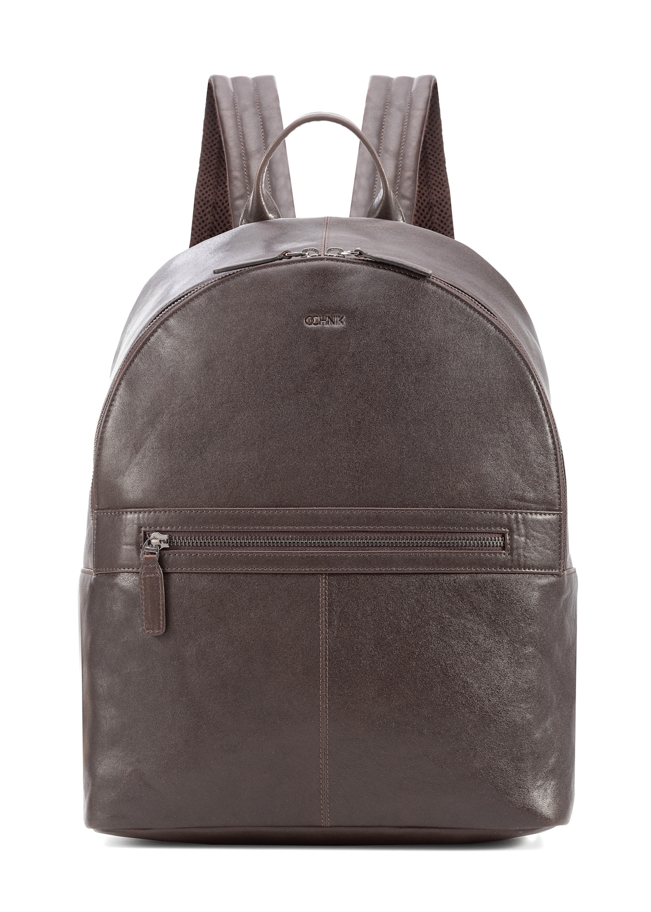 Pánsky kožený batoh tmavohnedý TORMS-0458-89(Z25), pohľad spredu na bielom pozadí.