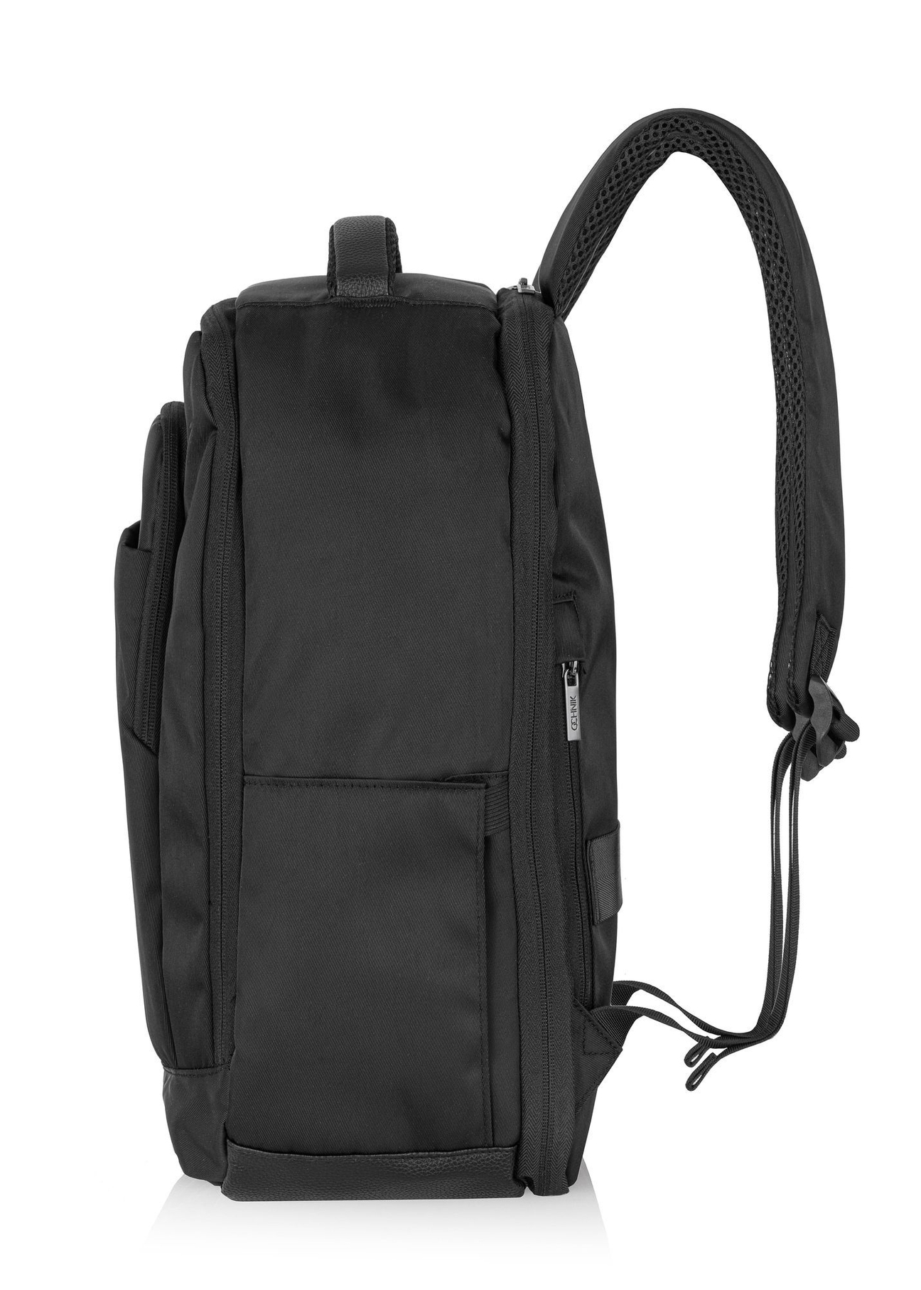 Čierny batoh PLCMN-0014A-99(Z25), bočný pohľad na produkt na bielom pozadí.