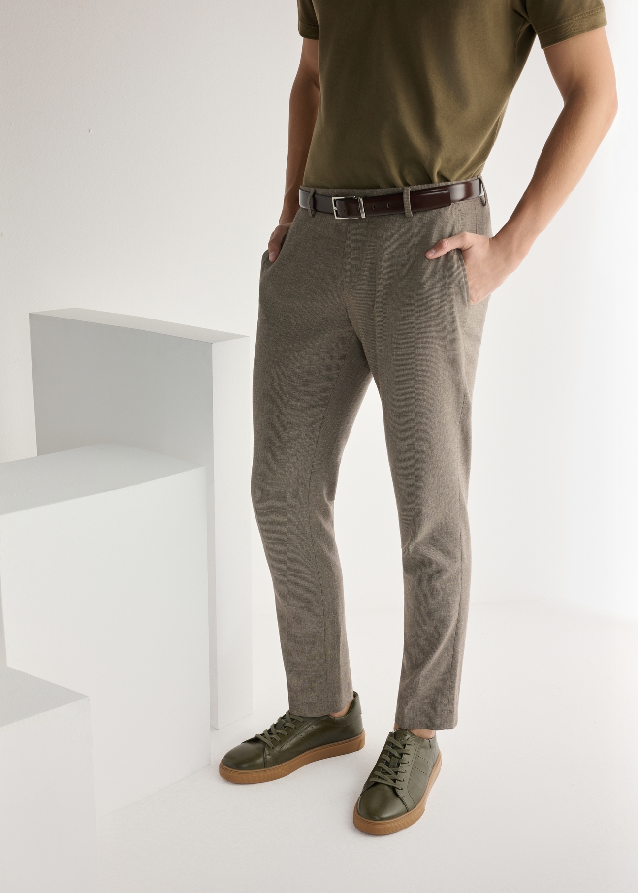 Pánske khaki kožené tenisky BUTYM-0486-8D(W26), pohľad spredu na produkt na nohách modelky.