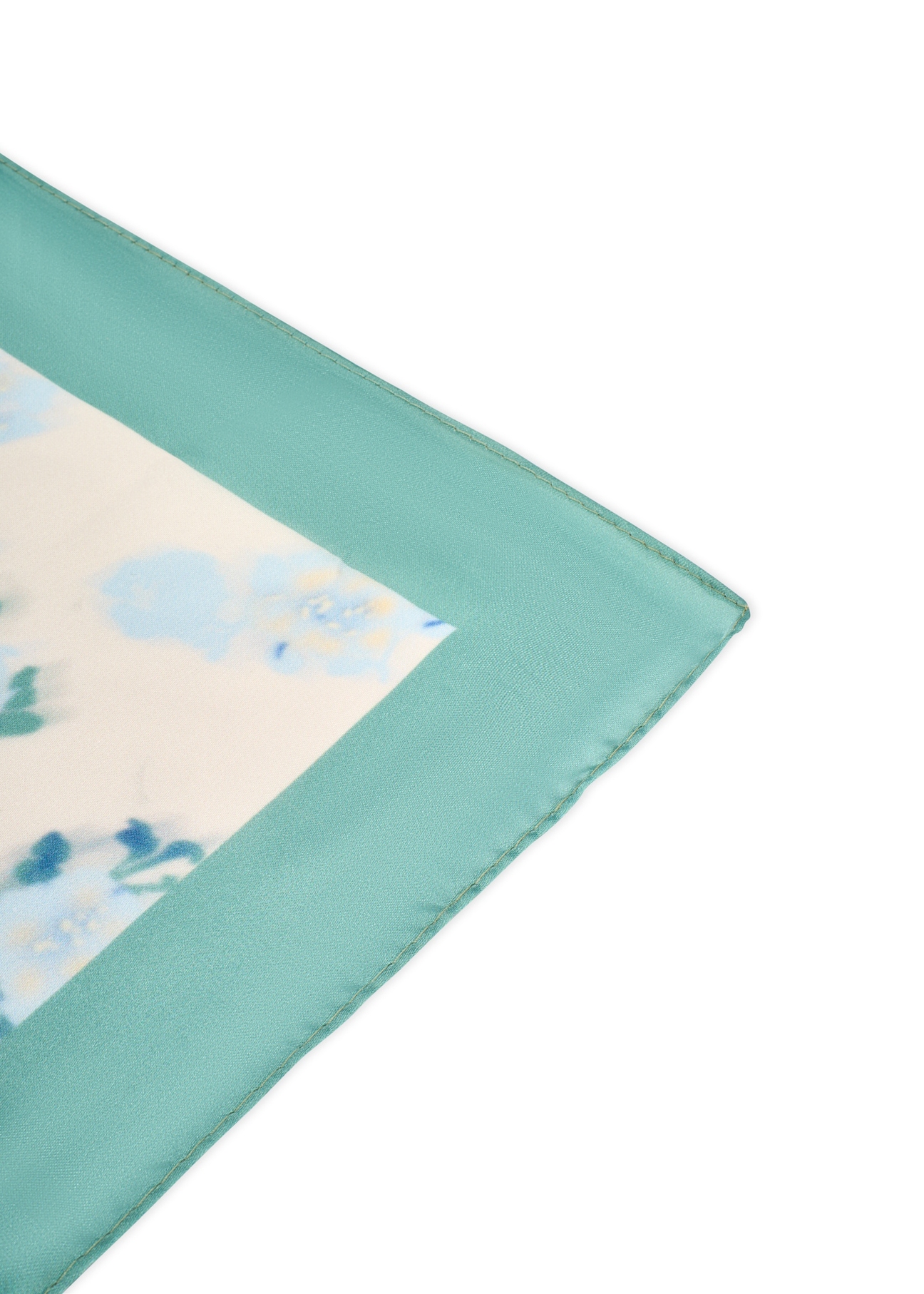 Dámska šatka s modrými kvetmi SZADT-0191-7B(W26), detailný záber produktu na bielom pozadí.