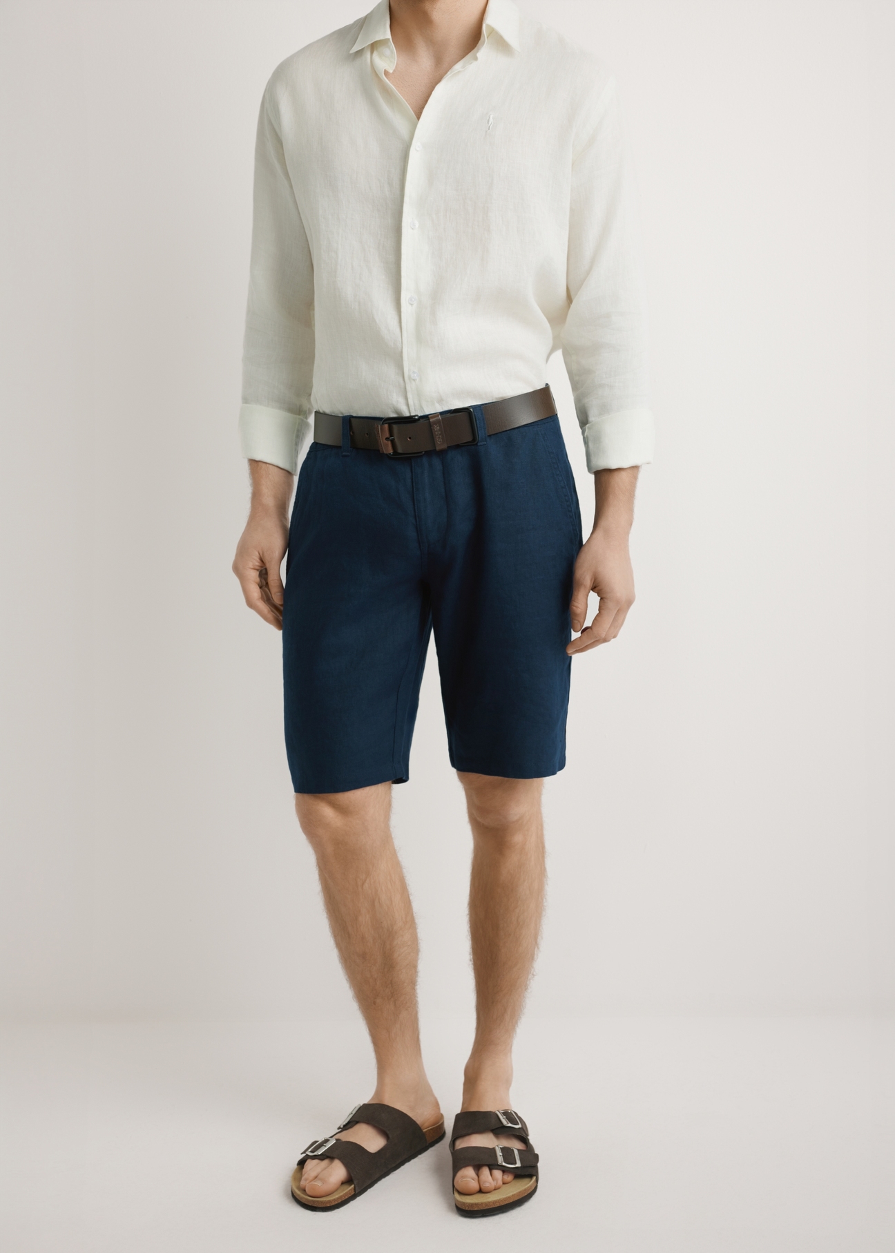 Herren-Leinenshorts in Marineblau SZOMT-0034-7E(W26), Vorderansicht am Model. Halbe Silhouette sichtbar.