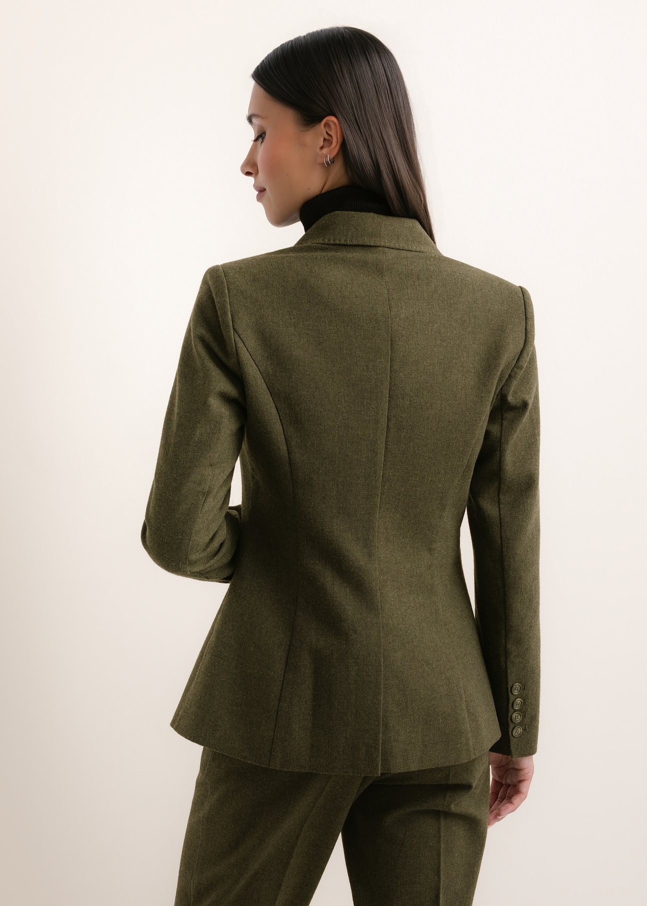 Zelená dámska bunda s vlnou ZAKDT-0057-8B(Z26), zadný pohľad na produkt na modeli. Viditeľná polovica siluety.