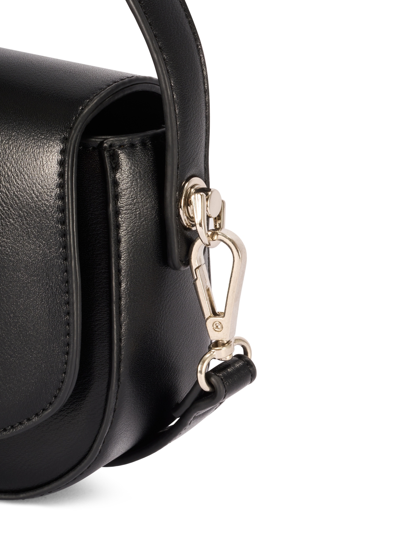 Malá čierna dámska taška cez rameno TOREC-1185-99(W26), detail produktu na bielom pozadí.