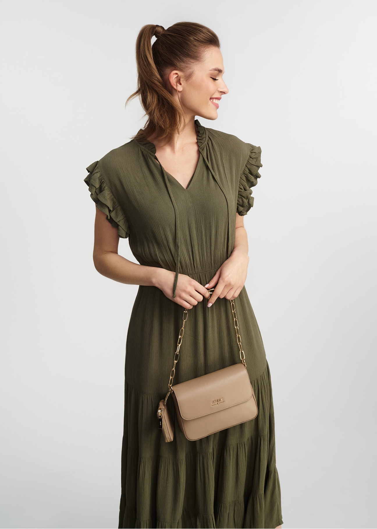 Tmavobéžová dámska crossbody kabelka s retiazkou TOREC-0767B-82(W25)