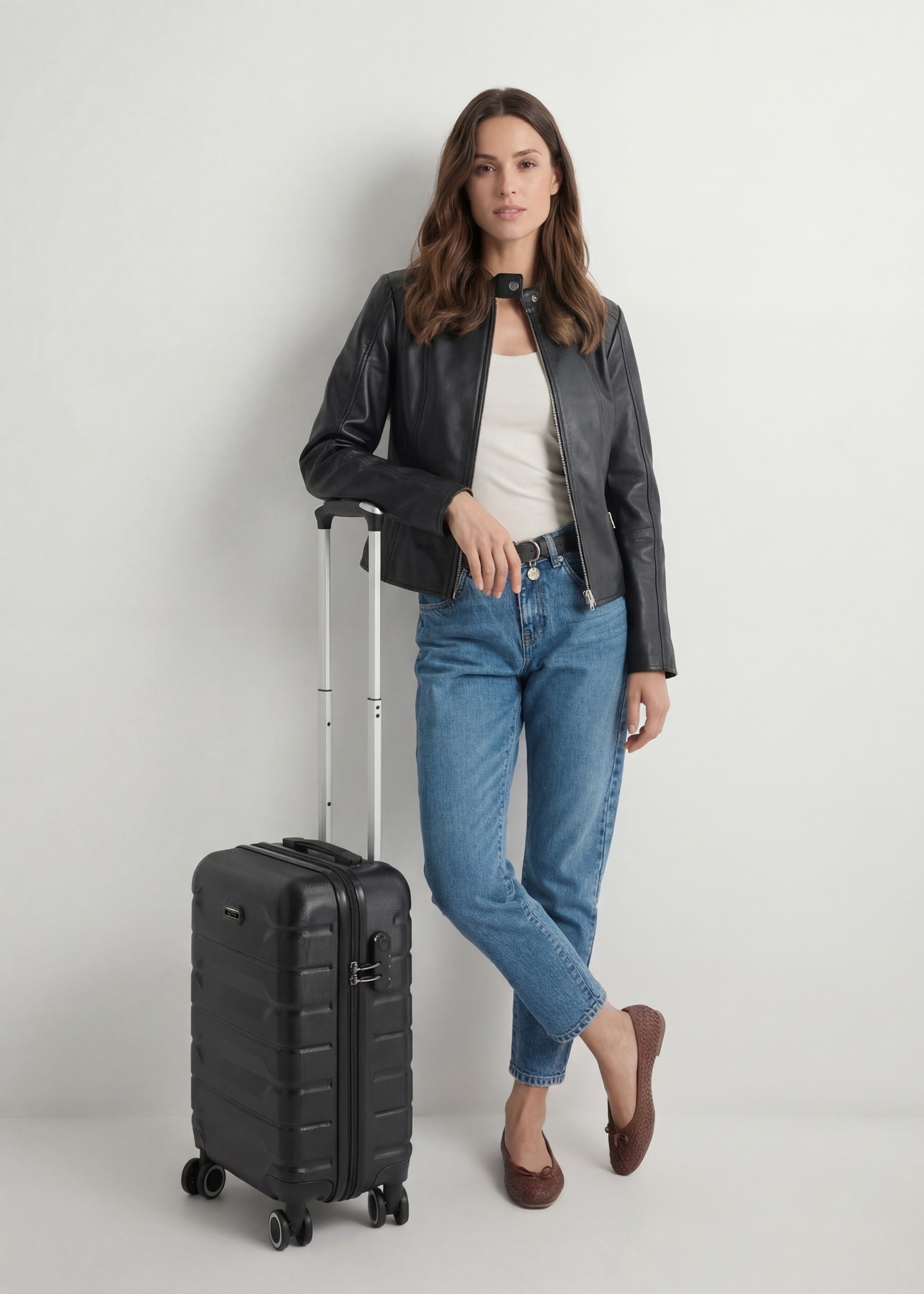 Malý kufor na kolieskach WALAB-0067-99-19(W25), pohľad na produkt diagonálne vedľa modelu, viditeľný je celý model.