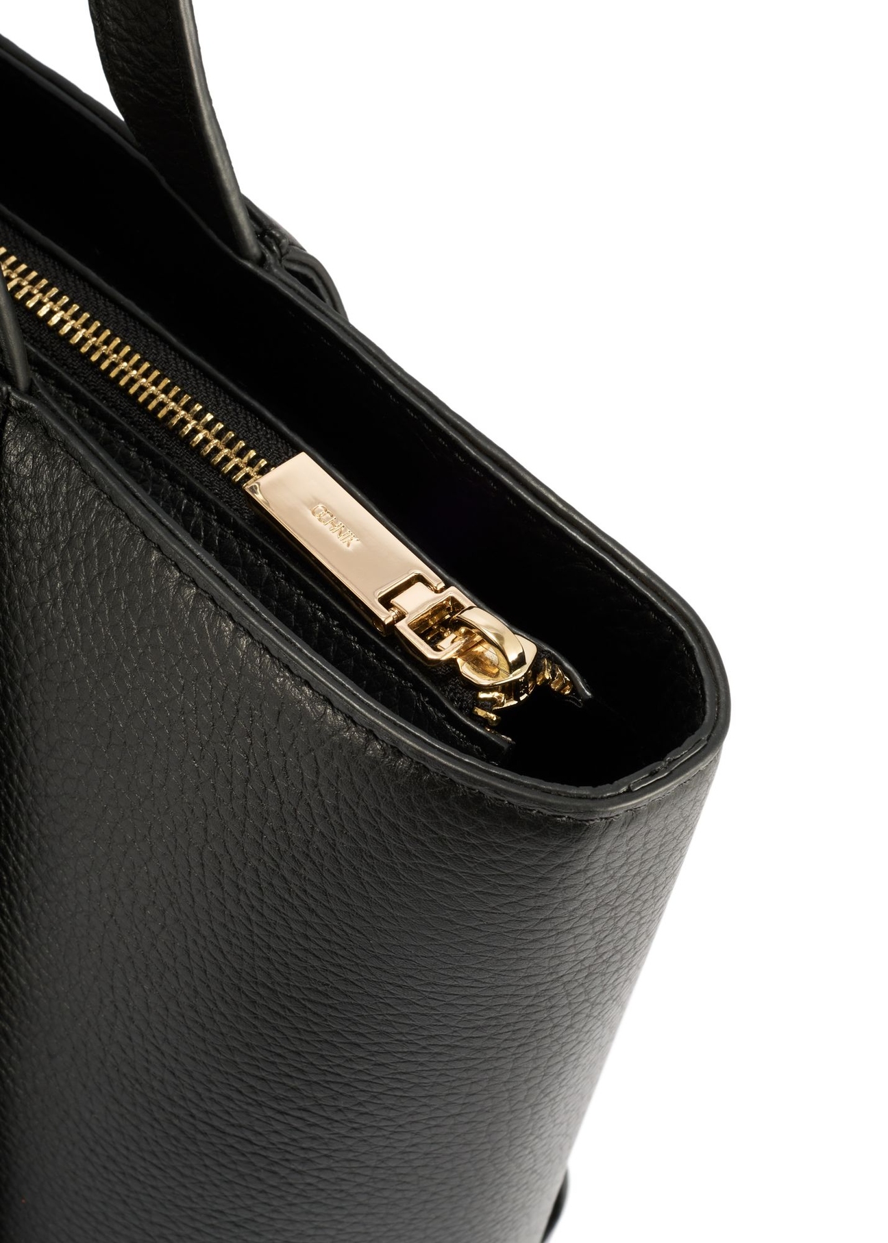 Čierna kožená nákupná taška TORES-1209-9I(W26) - detailný záber, na bielom pozadí.