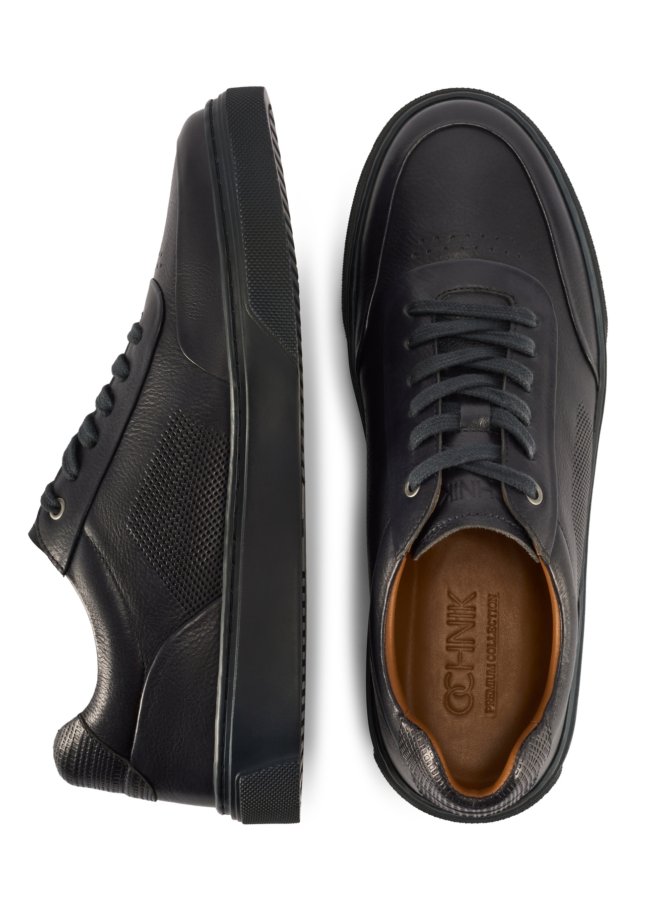 Pánske kožené tenisky v tmavomodrej farbe BUTYM-0484-7E(W26) - pohľad na produkt zhora, na bielom pozadí.