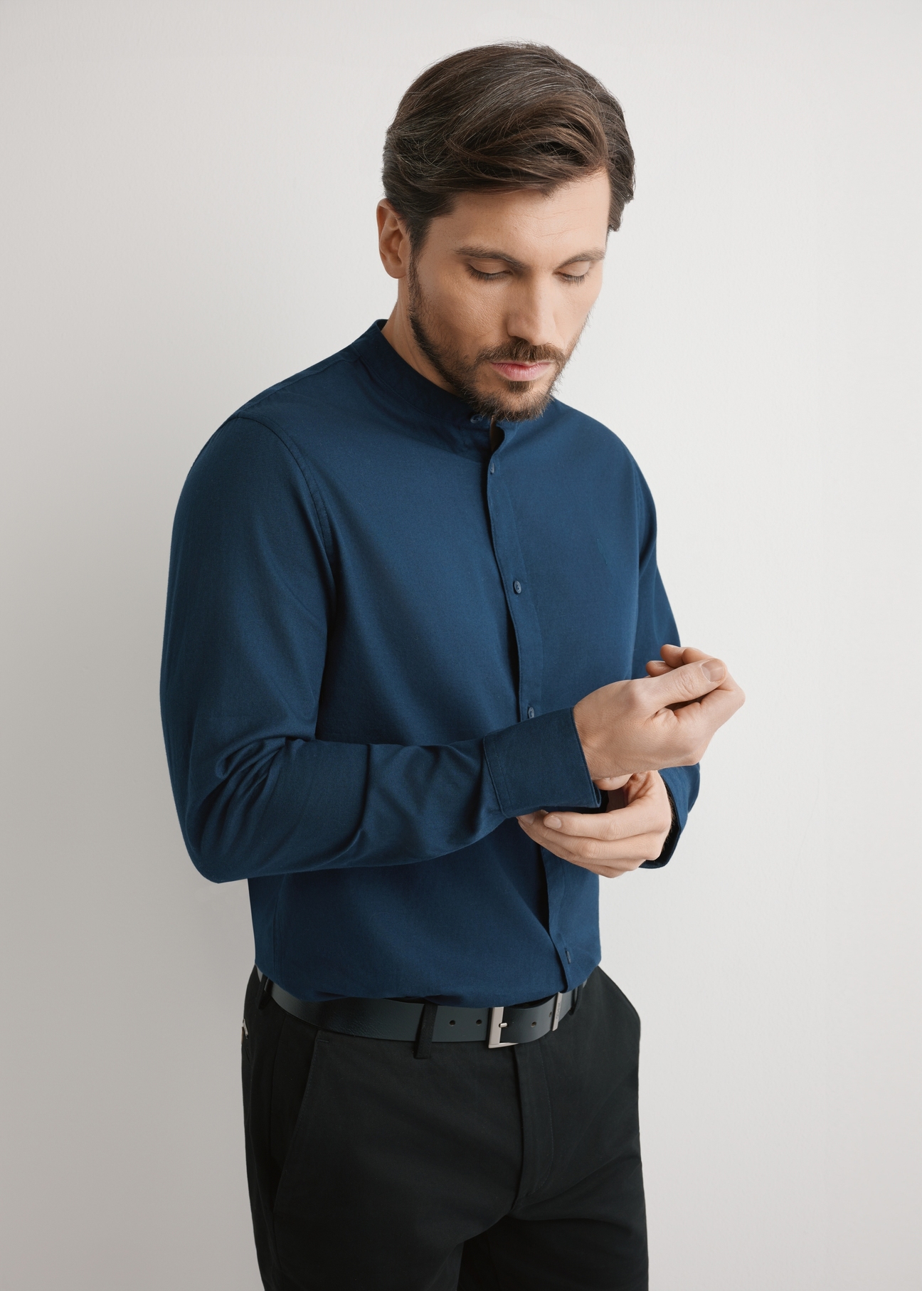 Pánska bavlnená košeľa v tmavomodrej farbe KOSMT-0326-7E(W26), pohľad spredu na produkt na modelke. Viditeľná polovica siluety.