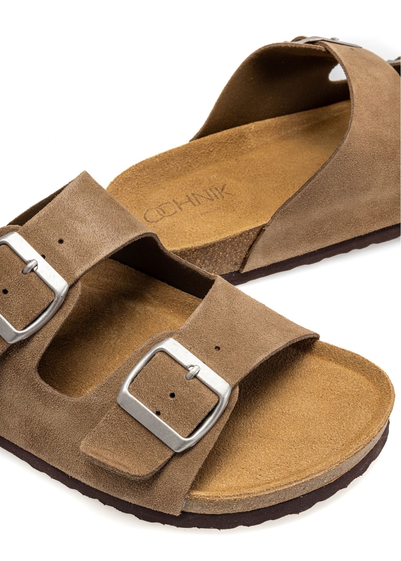 Pánske kožené žabky v chladnej béžovej farbe BUTYM-0495-1K(W26), detailný záber produktu na bielom podklade.