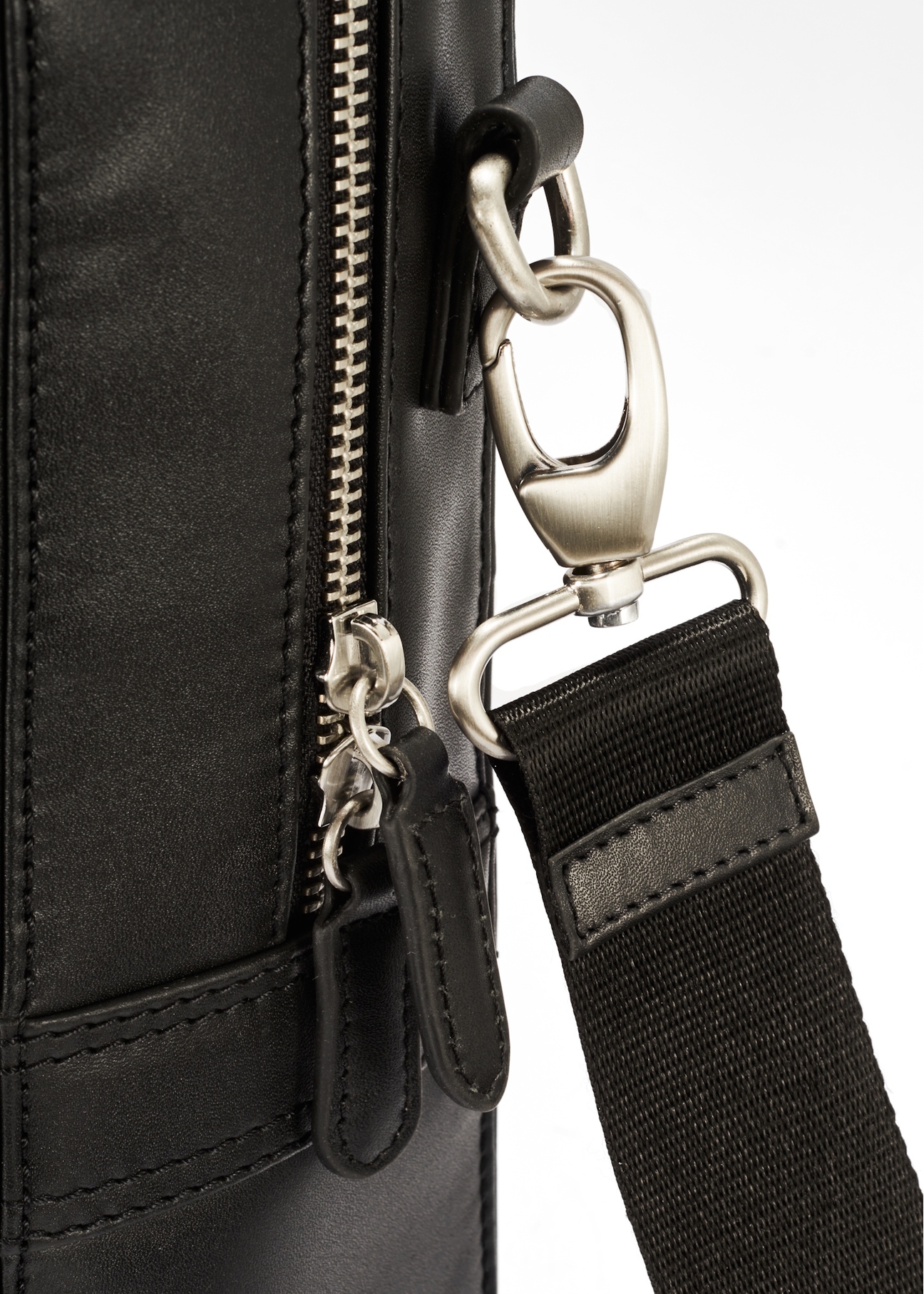 Priestranná pánska taška z čiernej kože TORMS-0471-99(Z25), detail produktu na bielom pozadí.