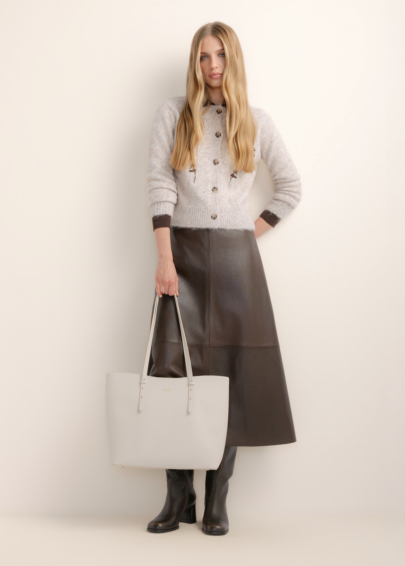 Veľká krémová dámska shopper taška TOREC-1309-0B(Z26), pohľad spredu na produkt, na modelke, na svetlom pozadí. Je viditeľná celá silueta.