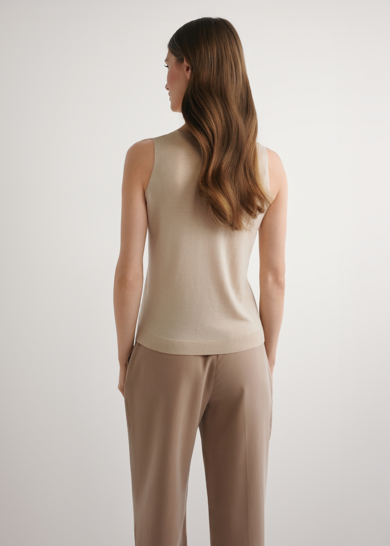 Béžová vlnená a hodvábna blúzka BLUDT-0209-1B(W26) - pohľad na výrobok zozadu, na modelke, na svetlom pozadí. Viditeľná silueta po kolená.