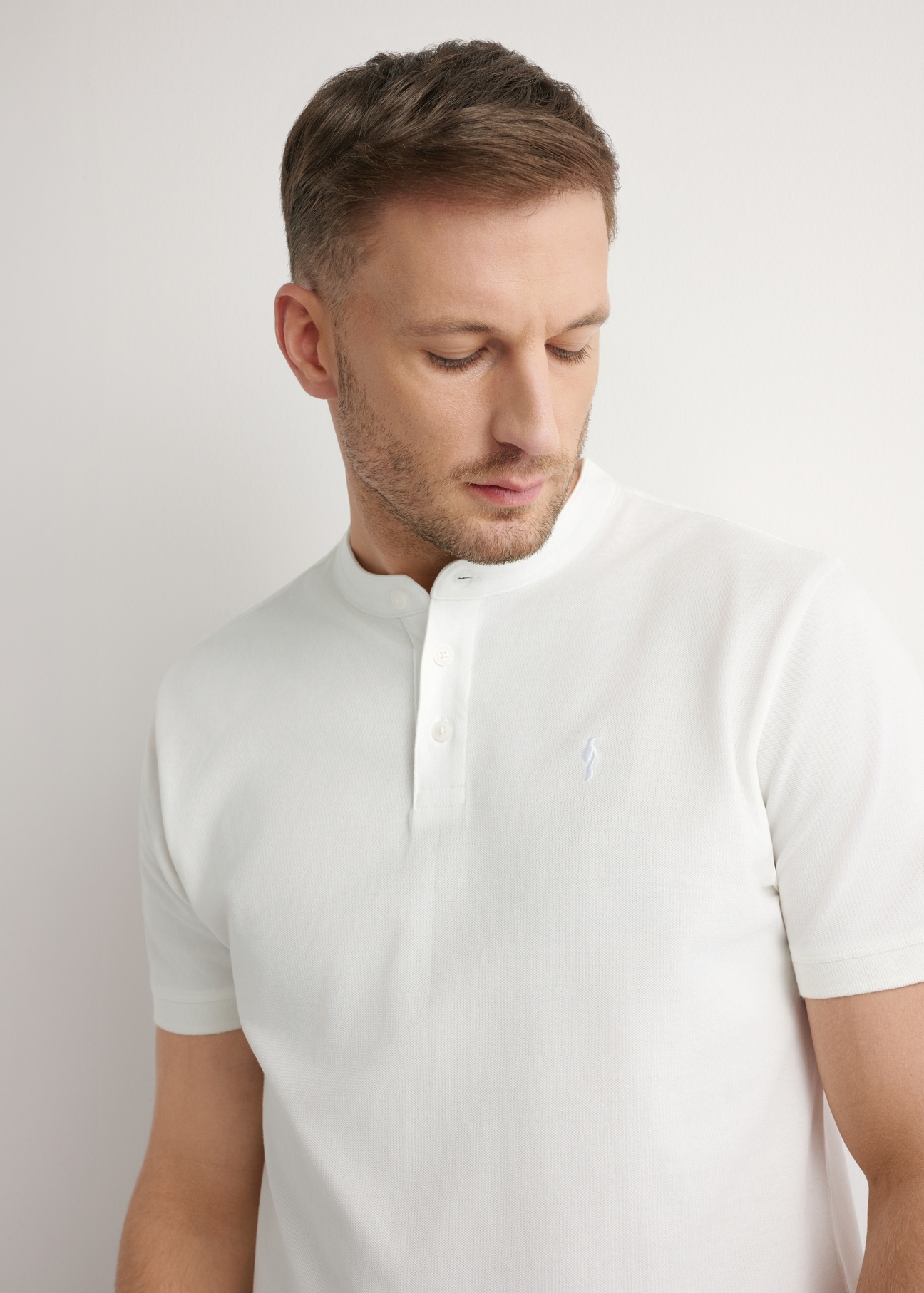 Pánske krémové polo tričko POLMT-0061-0B(W26), detailný záber produktu na siluete modelu.