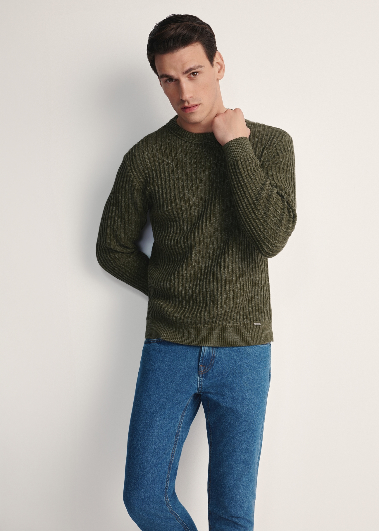 Pánsky khaki sveter SWEMT-0183-55(Z25), pohľad spredu na modelku. Viditeľná polovica siluety.