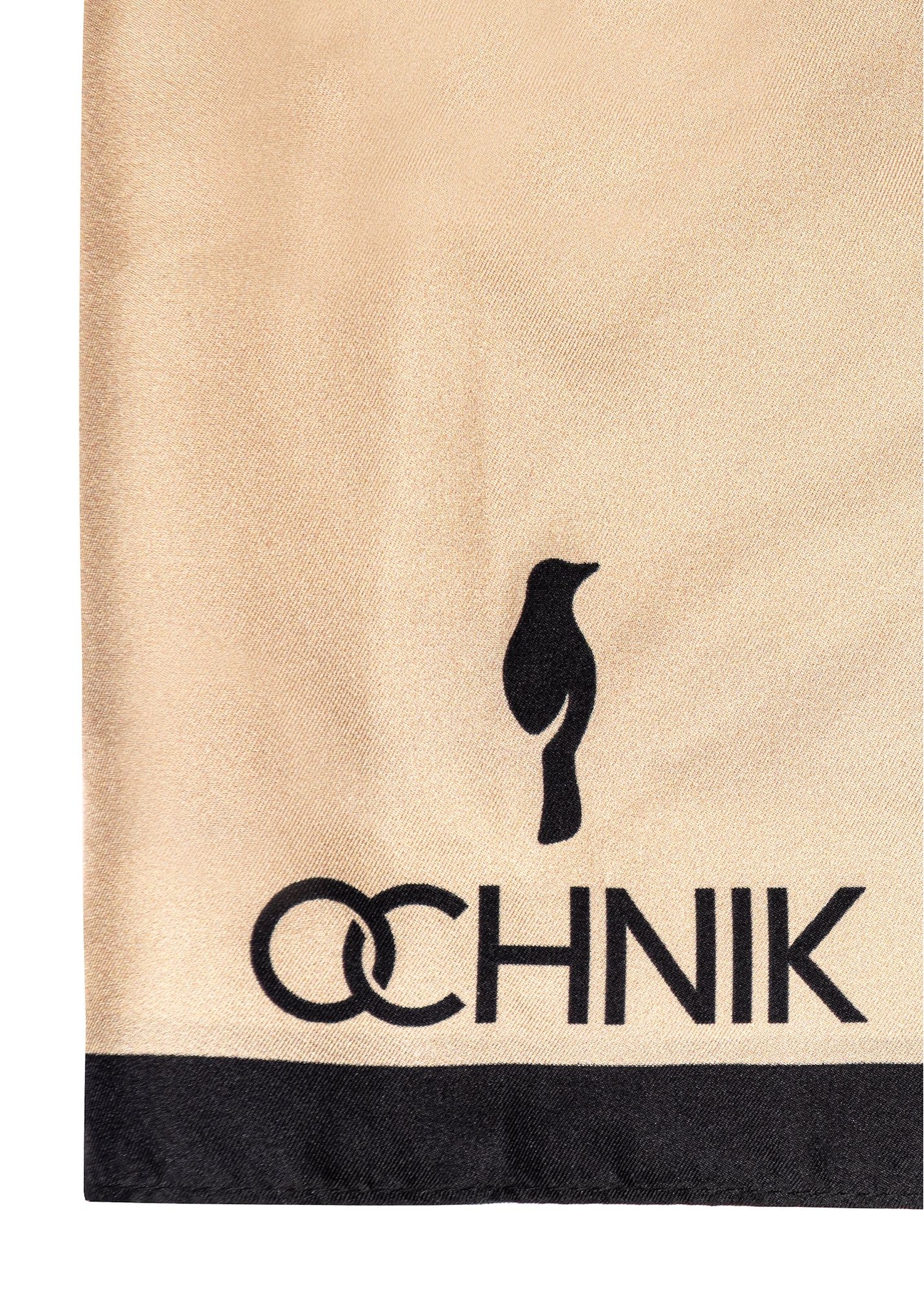 Dámska hodvábna šatka SZADT-0188-1B(W26) svetlobéžovej farby, detail produktu na bielom pozadí.