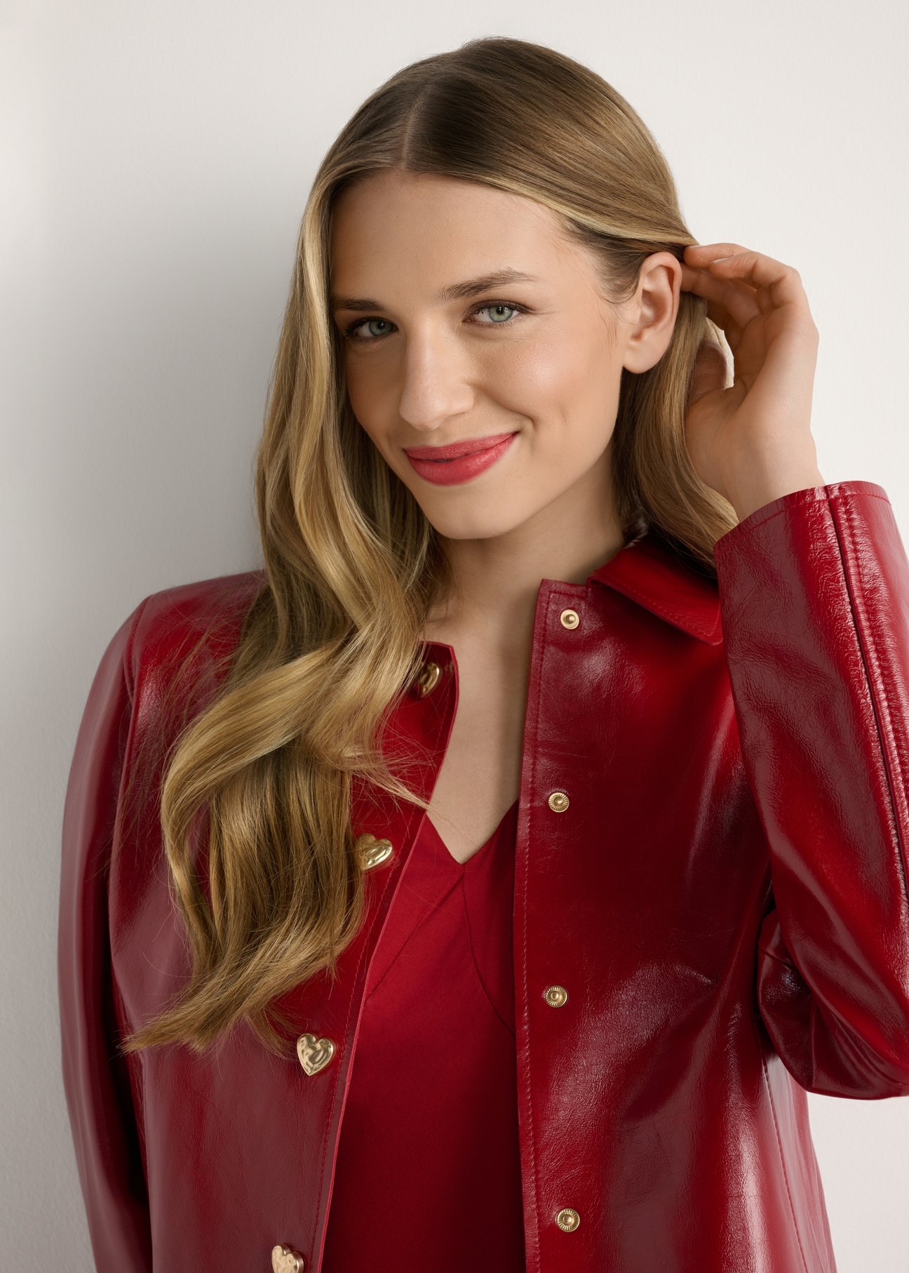 Červená krátka dámska bunda KURDS-0612-4B(W26), pohľad spredu na produkt na modelke, detailný záber na trup.