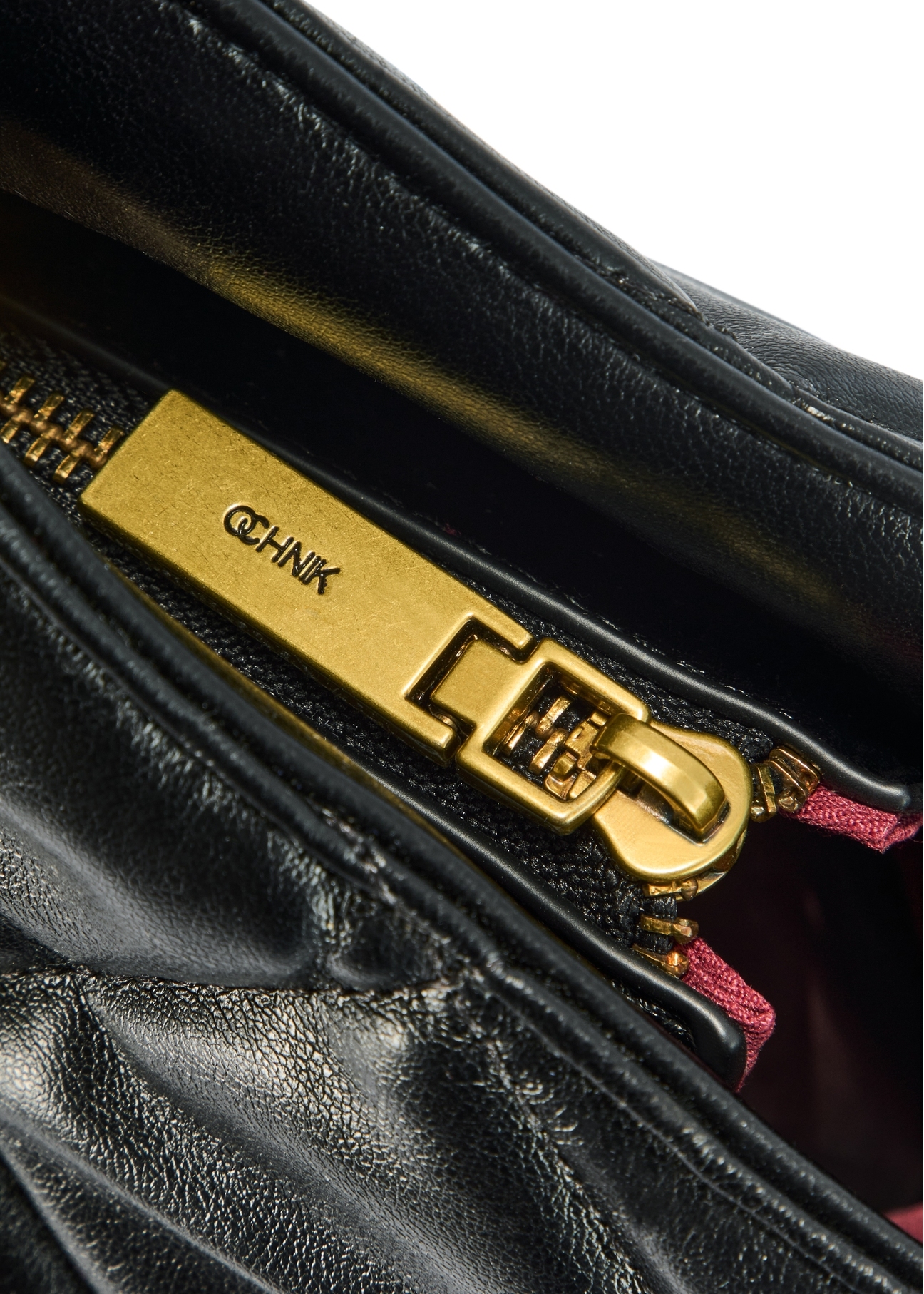 Čierna prešívaná dámska kabelka TOREC-1057-99(Z25), detailný záber na zips produktu, pohľad na bielom pozadí.