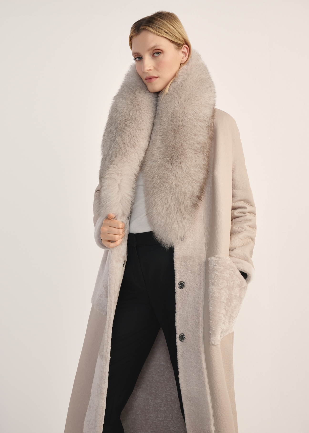 Svetlobéžový obojstranný dlhý dámsky kabát z ovčej kože KOZDS-0089-3037(Z25) - pohľad spredu na bielom pozadí. Viditeľná silueta po kolená.