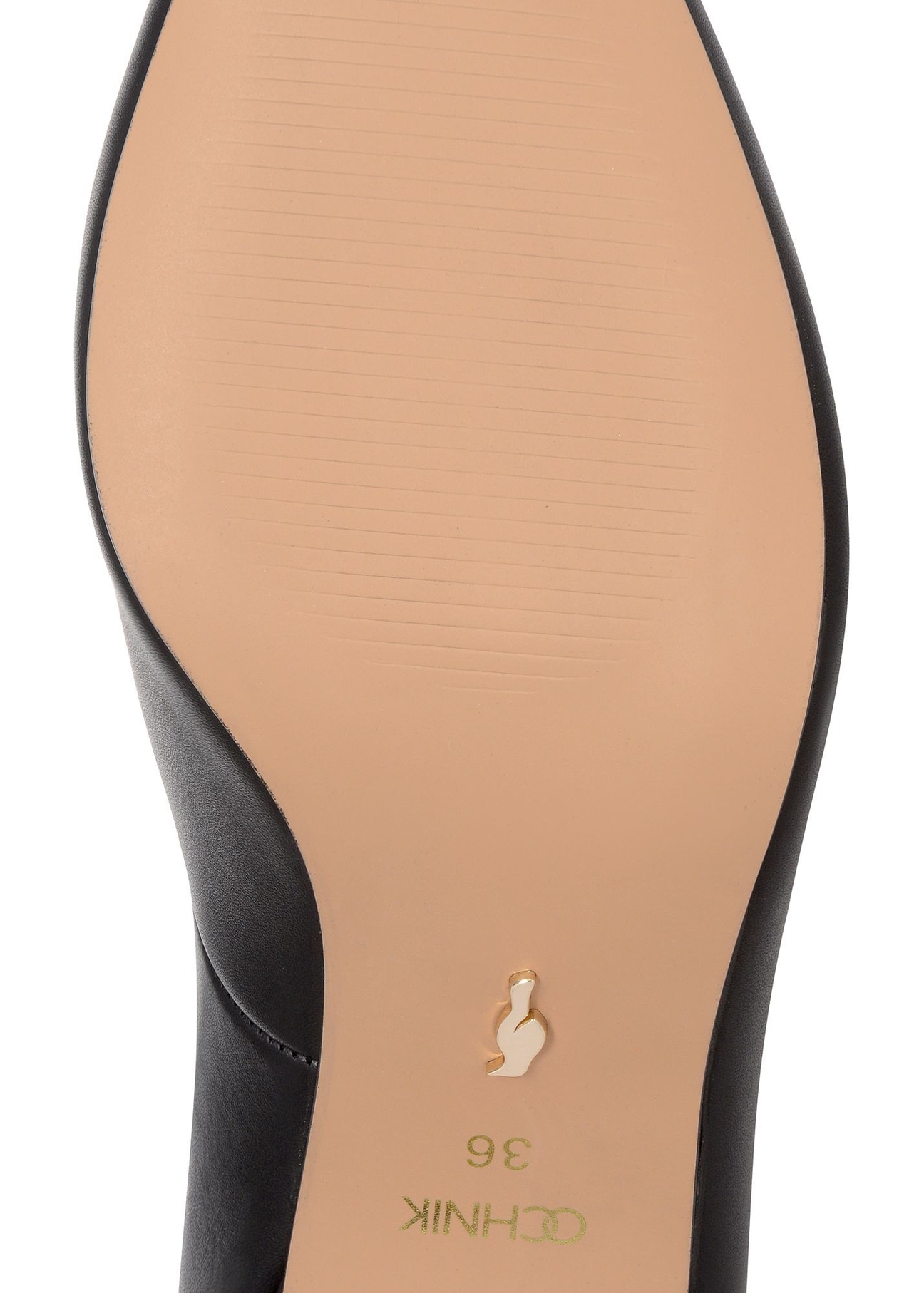 Dámske čierne kožené lodičky BUTYD-1031A-99(W26), pohľad na podrážku výrobku na bielom podklade.