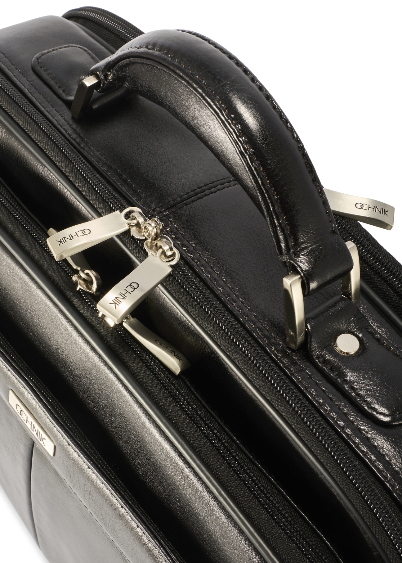 Čierna kožená pánska taška na notebook TORMS-0482-99(Z25), detailný záber na zips produktu, pohľad na bielom pozadí.