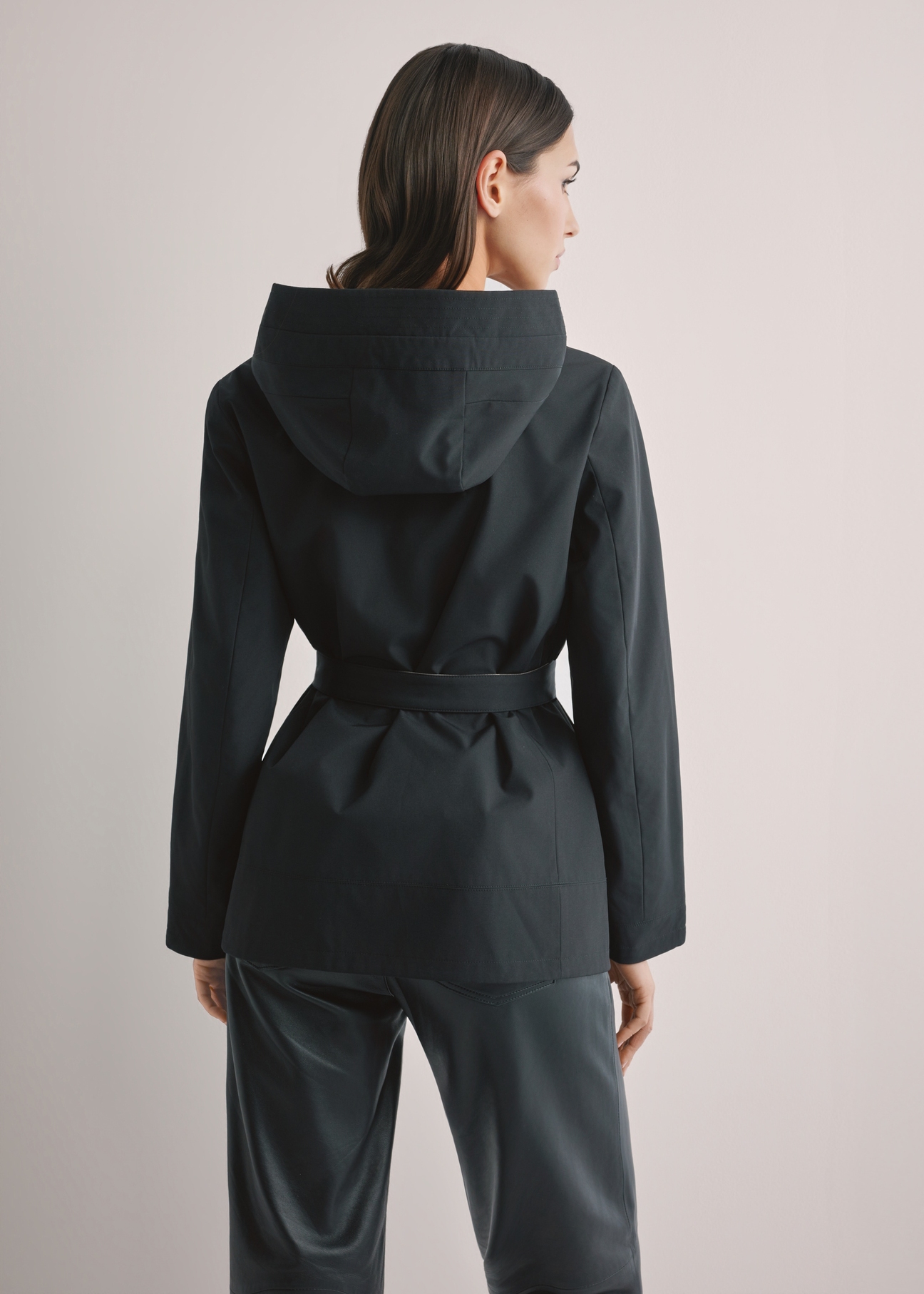 Dámska obojstranná prechodná bunda KURDT-0655-9J(W26), pohľad na produkt zozadu na modelke. Viditeľná polovica siluety.