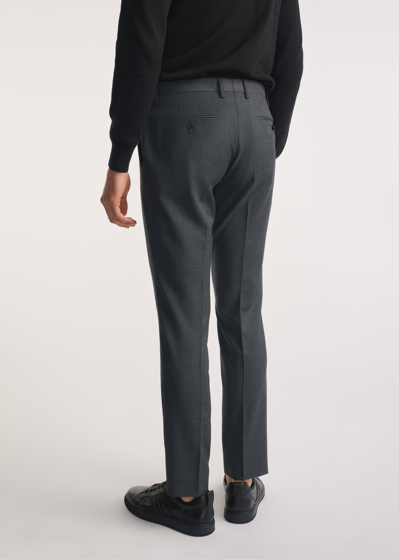 Naša modelka meria 188 cm a má na sebe veľkosť M.