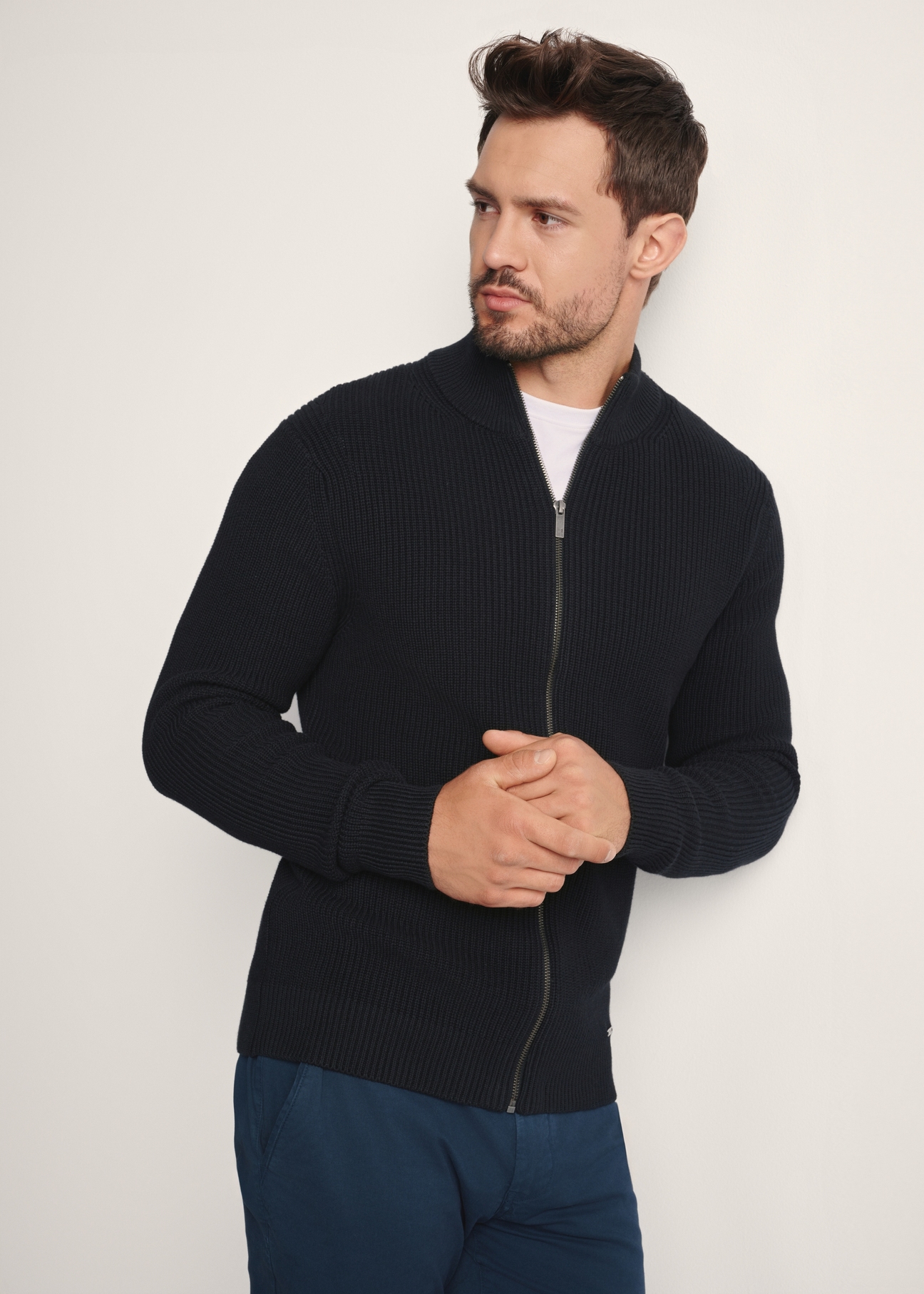 Čierny pánsky sveter so zipsom SWEMT-0176-99(Z25), pohľad spredu na produkt na modelke. Viditeľná polovica siluety.
