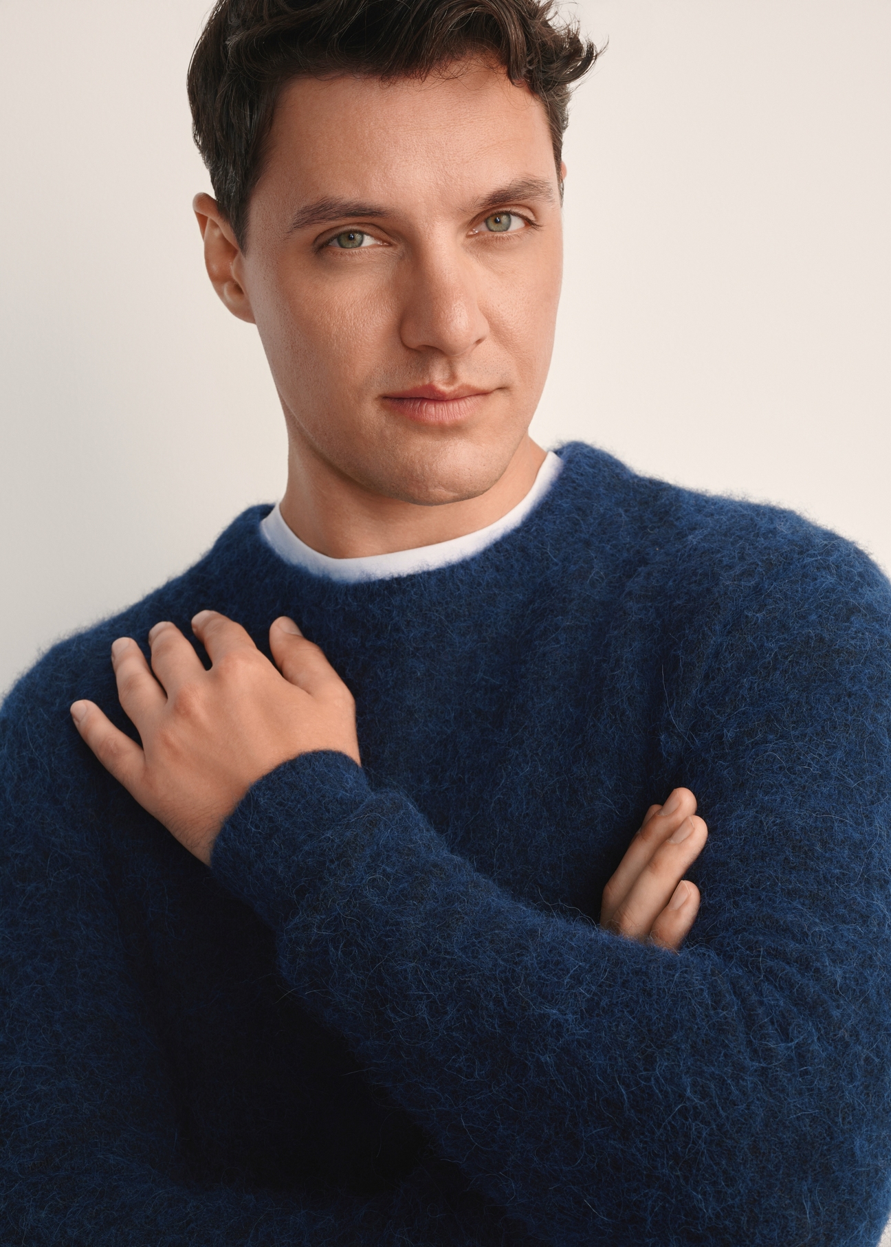 Pánsky vlnený sveter v tmavomodrej farbe SWEMT-0171-68(Z25), detailný pohľad na produkt na modelke.