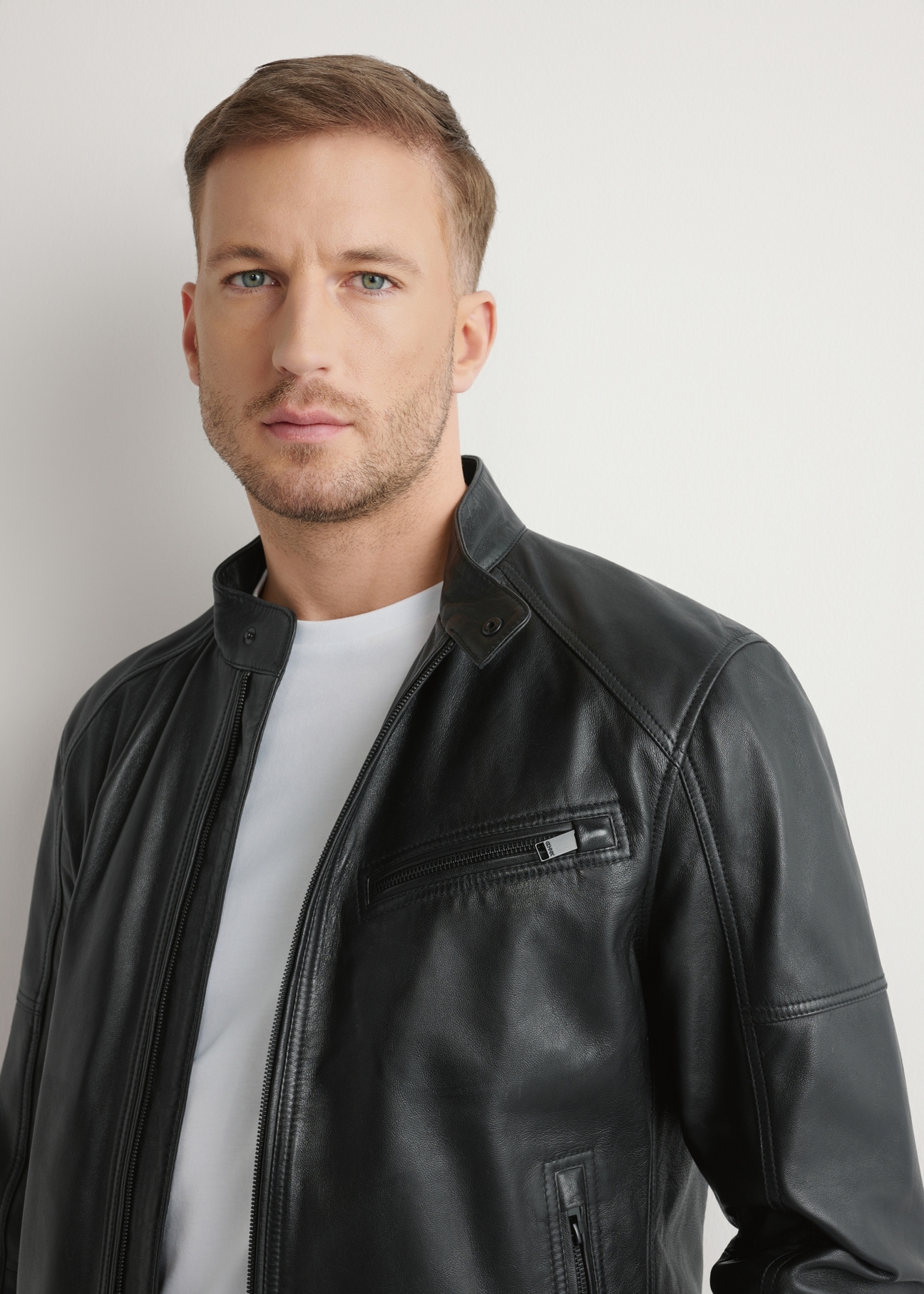 Čierna pánska kožená bunda KURMS-0400-99(W26), detailný záber produktu na siluete modelu.