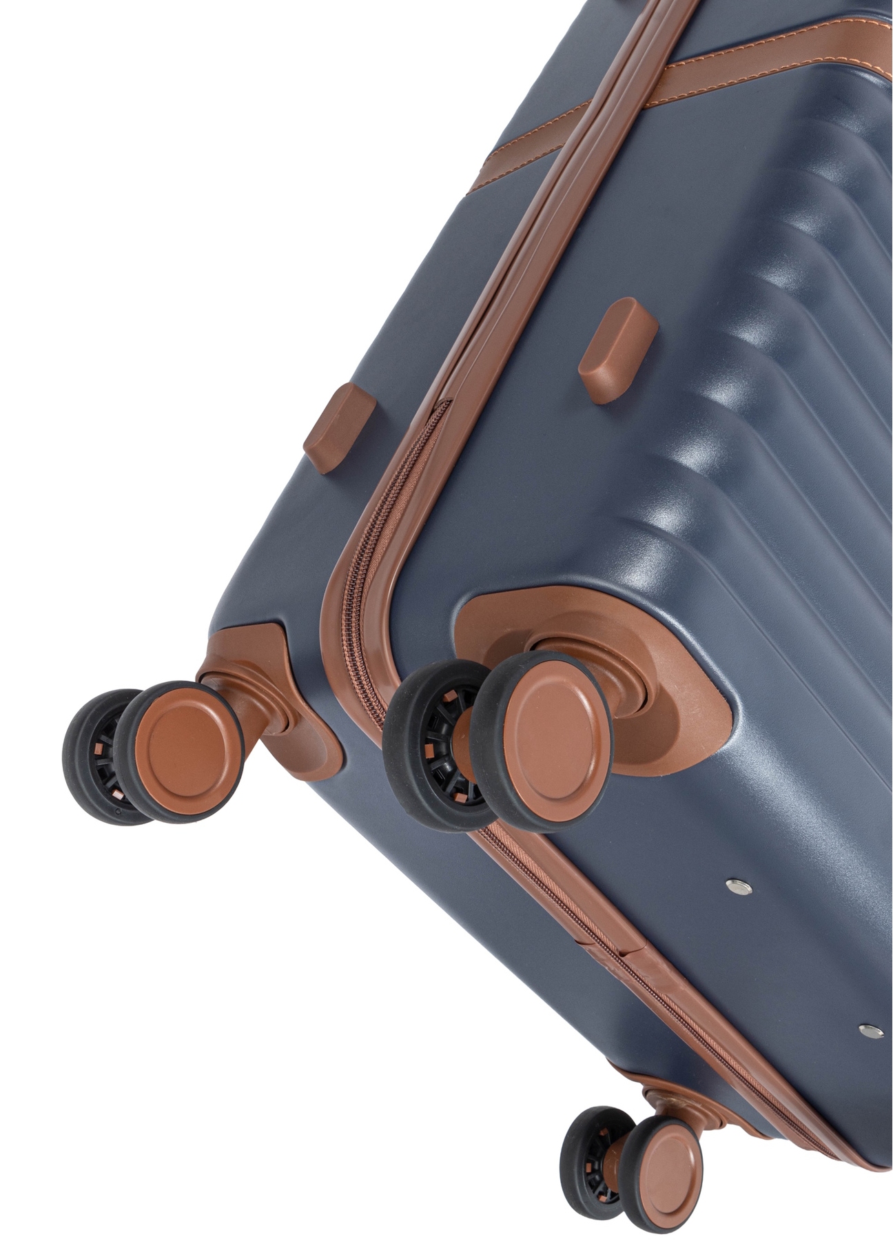 Malý kufor na kolieskach WALAB-0084-7D-19(W26), pohľad na kolieska produktu na bielom pozadí.