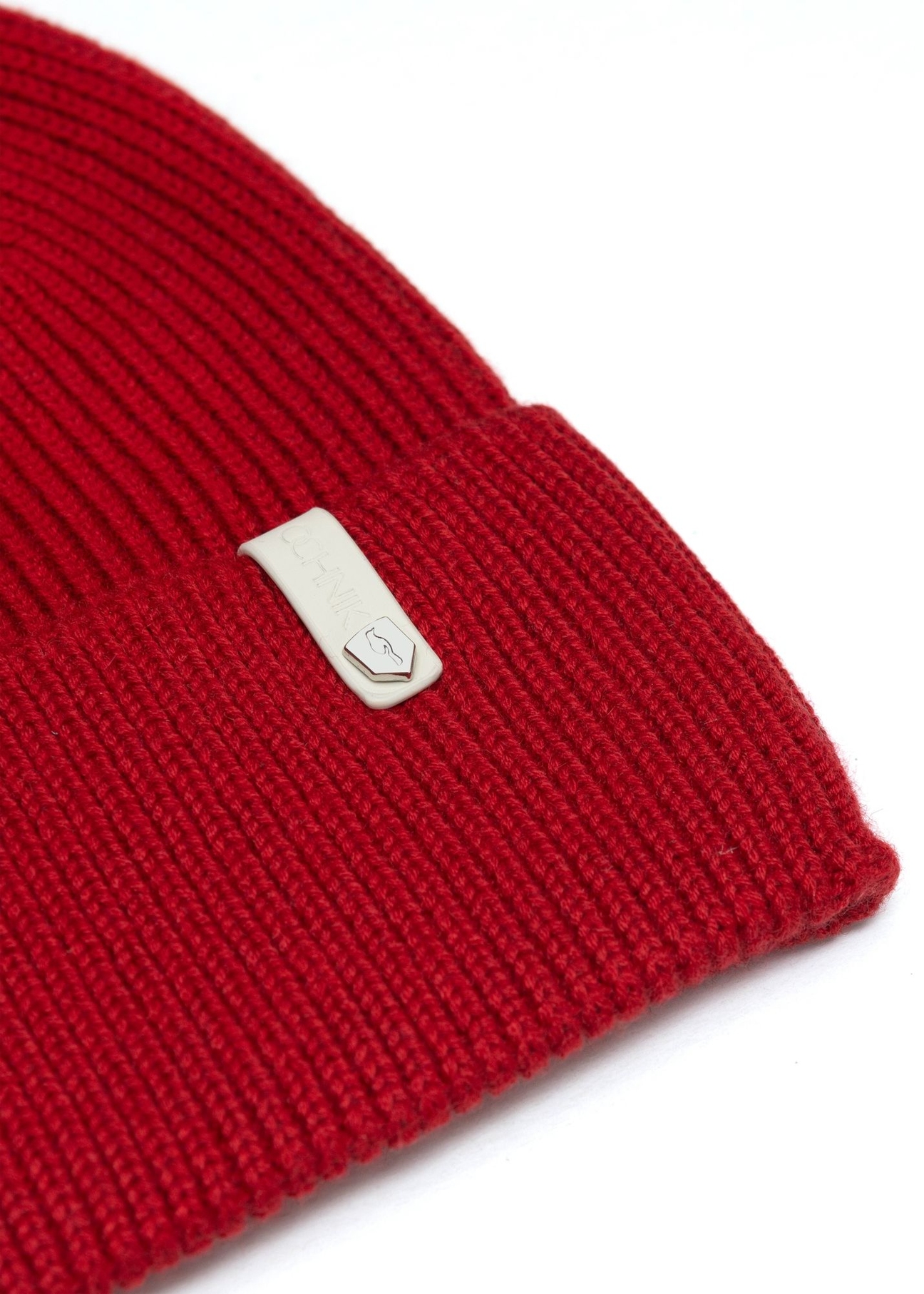 Červená dámska čiapka s merino vlnou CZADT-0178A-4B(Z26)), detailný záber produktu, pohľad na bielom pozadí.