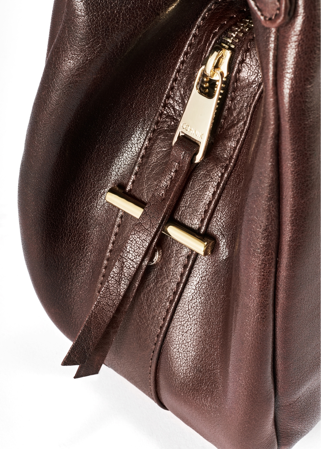 Dámska hnedá kožená nákupná kabelka TORES-0636D-89(Z25), detailný záber na zips produktu, pohľad na bielom pozadí.