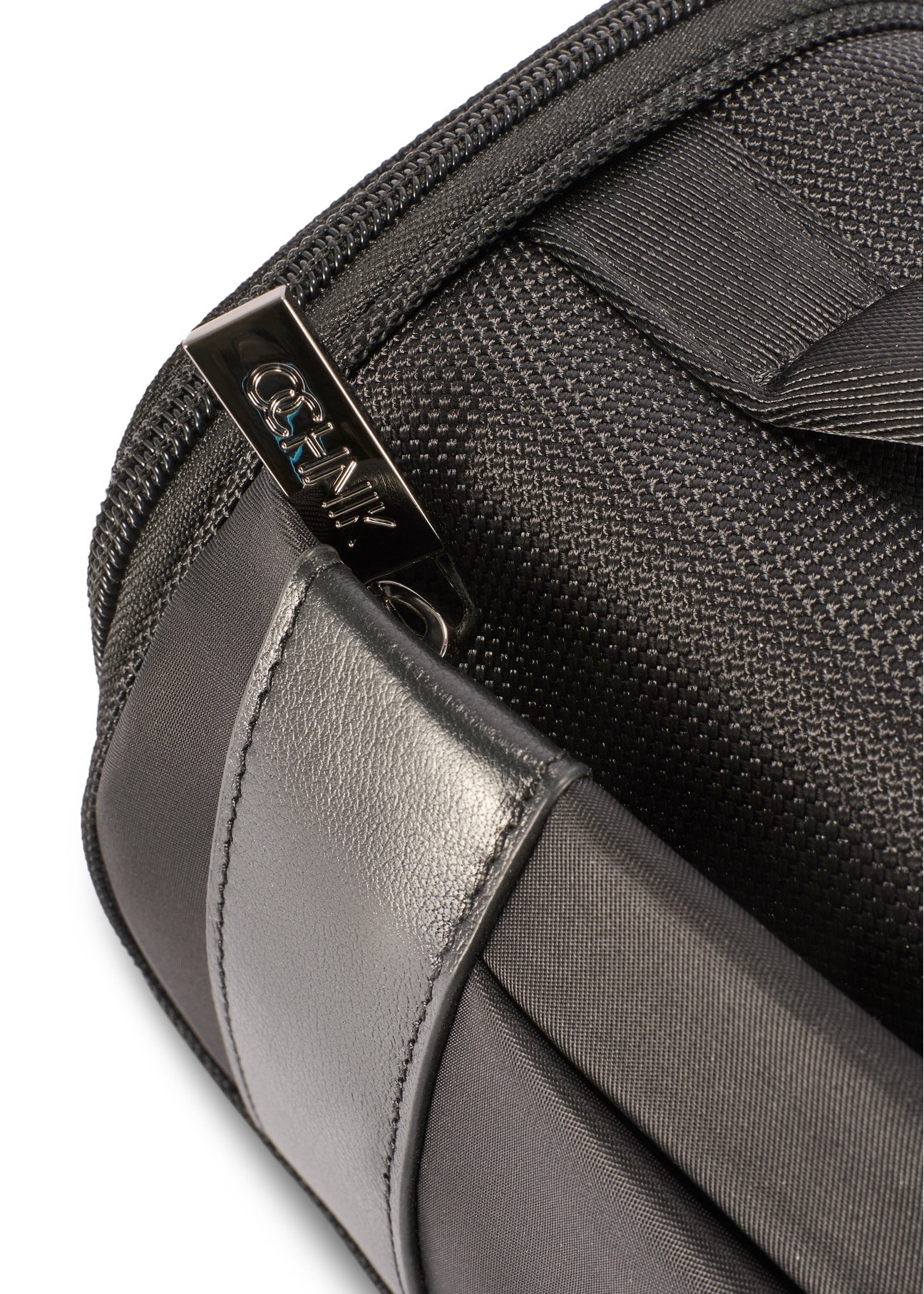 Veľká čierna pánska kozmetická taška TORMN-0405-99(W26), detail produktu, pohľad na bielom pozadí.